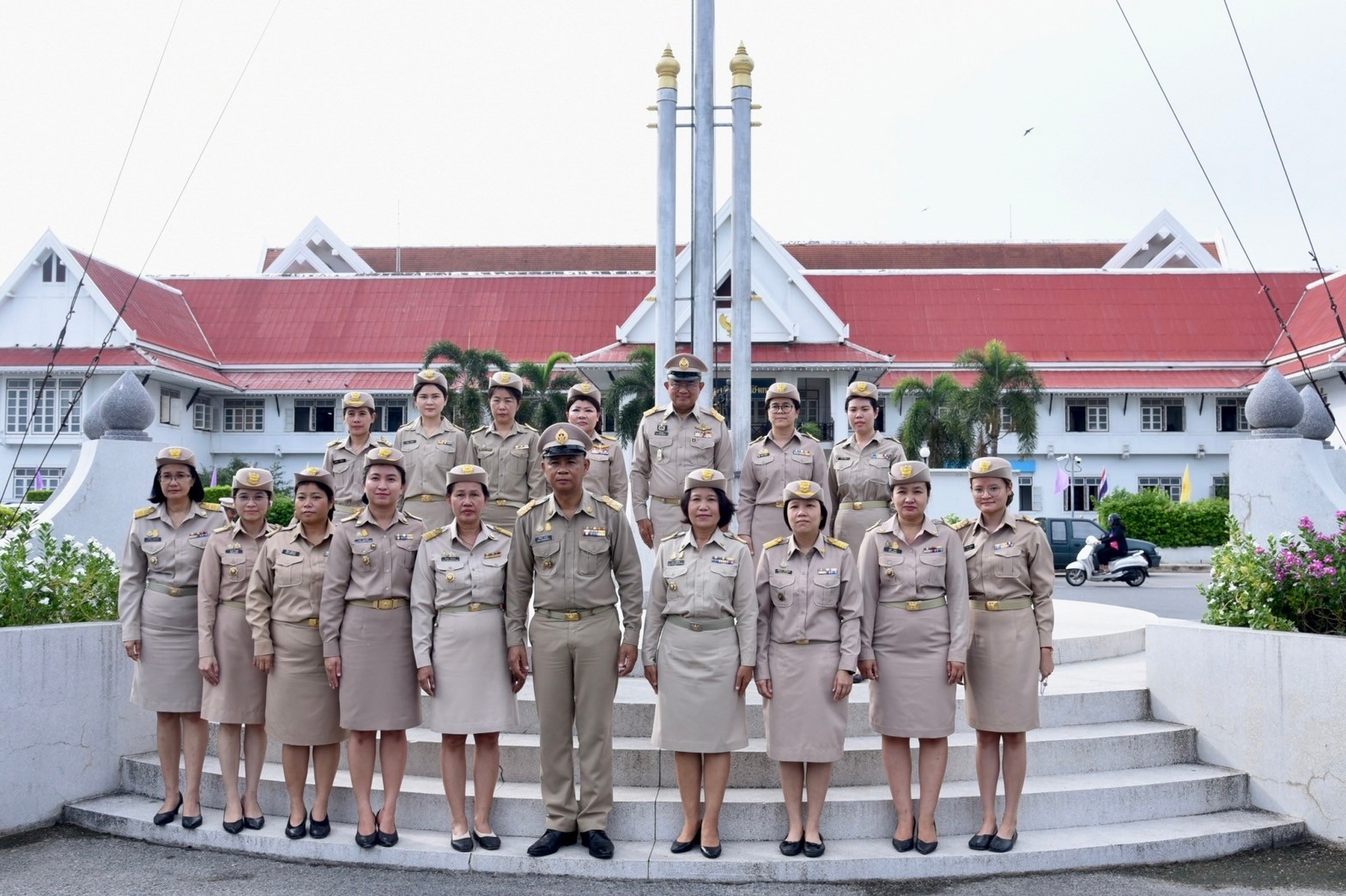 รักชาติ ภูมิใจในชาติ รำลึกในพระมหากรุณาธิคุณ !! พช. ฉะเชิงเทราเข้าร่วมกิจกรรมเข้าแถวเคารพธงชาติ
