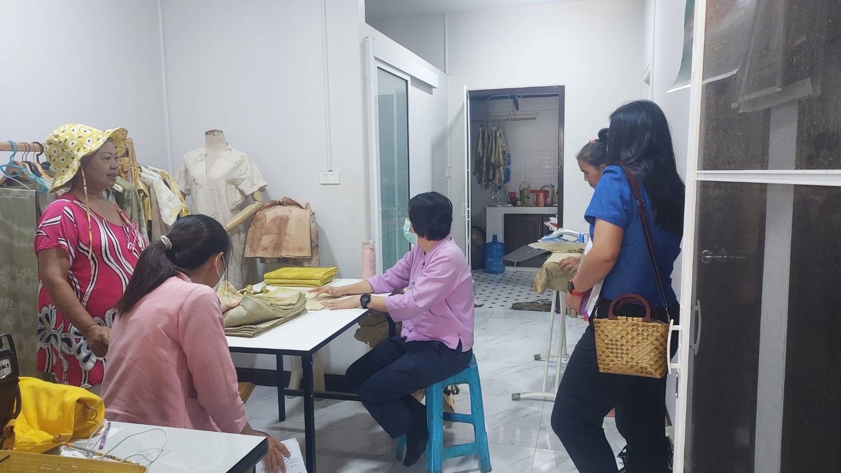 “พช.ฉะเชิงเทรา ลงพื้นที่ติดตามการดำเนินงานกองทุนพัฒนาบทบาทสตรี ”