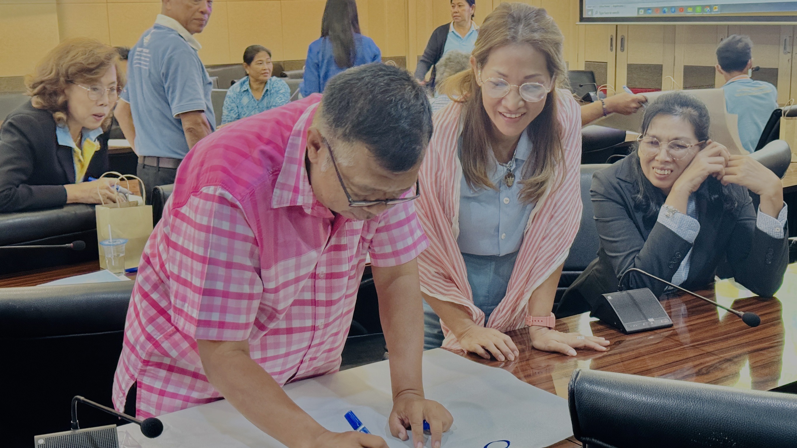 พช. แปดริ้ว จับมือ 2 ผู้เชี่ยวชาญกองทุนแม่ฯ ติดอาวุธทางปัญญา เตรียมพัฒนาสมาชิกเครือข่ายฯ เข้มแข็งในปี 2568