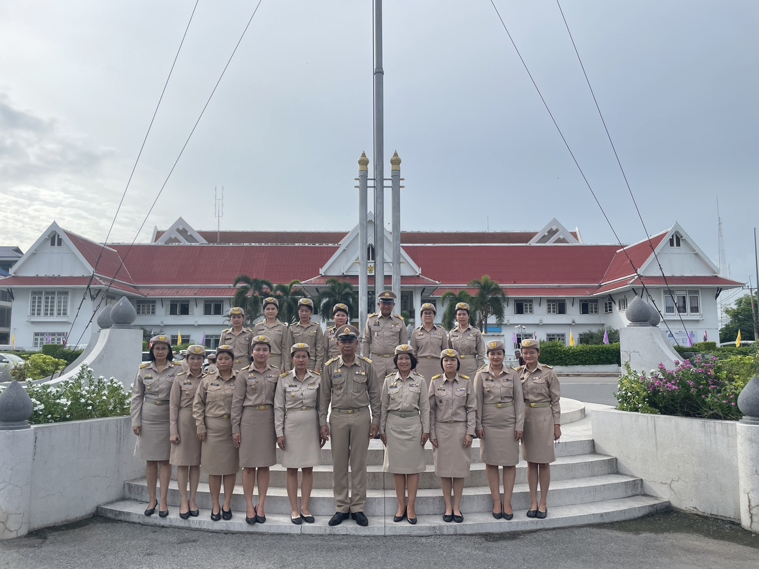 รักชาติ ภูมิใจในชาติ รำลึกในพระมหากรุณาธิคุณ !! พช. ฉะเชิงเทราเข้าร่วมกิจกรรมเข้าแถวเคารพธงชาติ