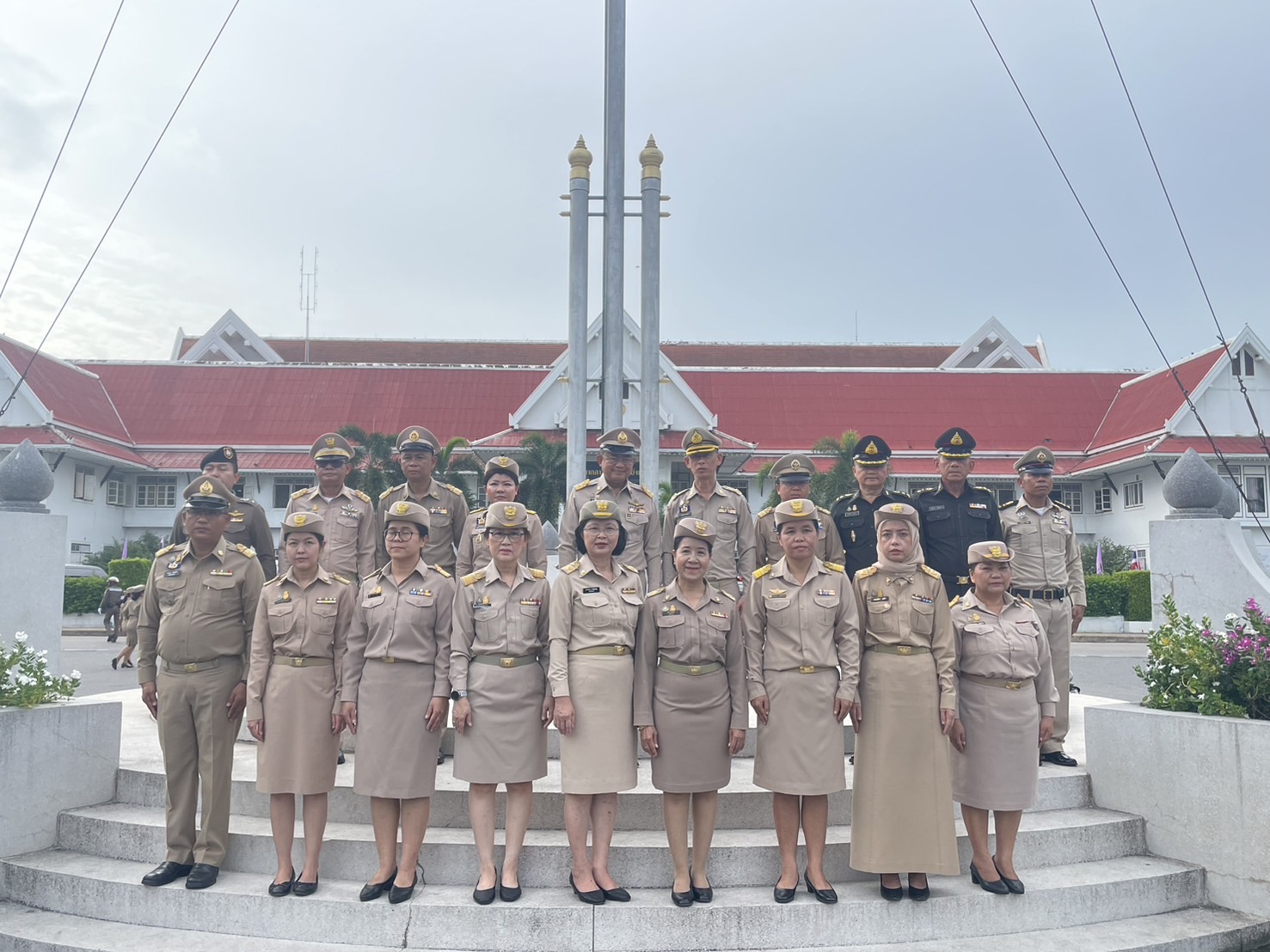 รักชาติ ภูมิใจในชาติ รำลึกในพระมหากรุณาธิคุณ !! พช. ฉะเชิงเทราเข้าร่วมกิจกรรมเข้าแถวเคารพธงชาติ