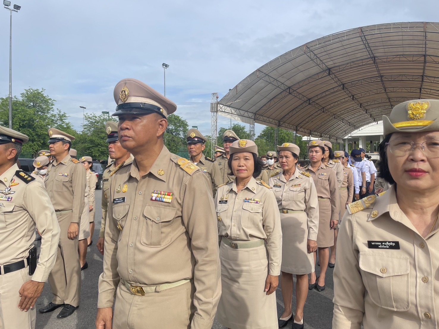 รักชาติ ภูมิใจในชาติ รำลึกในพระมหากรุณาธิคุณ !! พช. ฉะเชิงเทราเข้าร่วมกิจกรรมเข้าแถวเคารพธงชาติ
