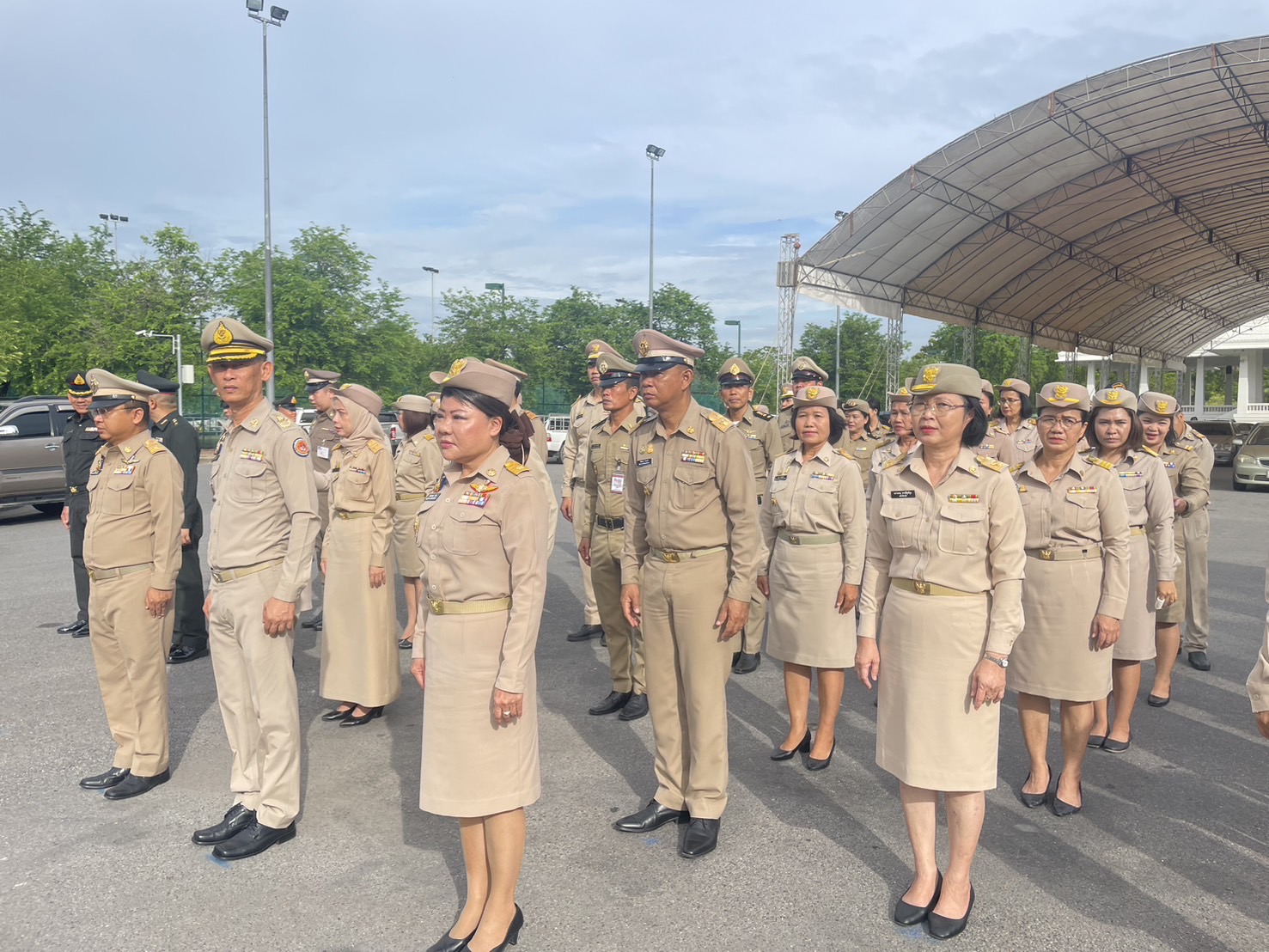 รักชาติ ภูมิใจในชาติ รำลึกในพระมหากรุณาธิคุณ !! พช. ฉะเชิงเทราเข้าร่วมกิจกรรมเข้าแถวเคารพธงชาติ