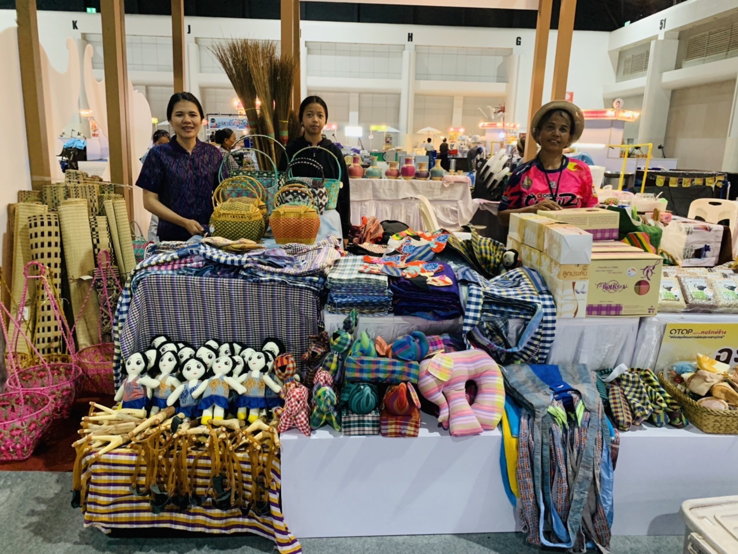 พช. ฉะเชิงเทรา ร่วมสนับสนุนและติดตามการจัดบูธในงาน OTOP Midyear 2024 (โซนหมู่บ้านคนรักษ์ช้าง)