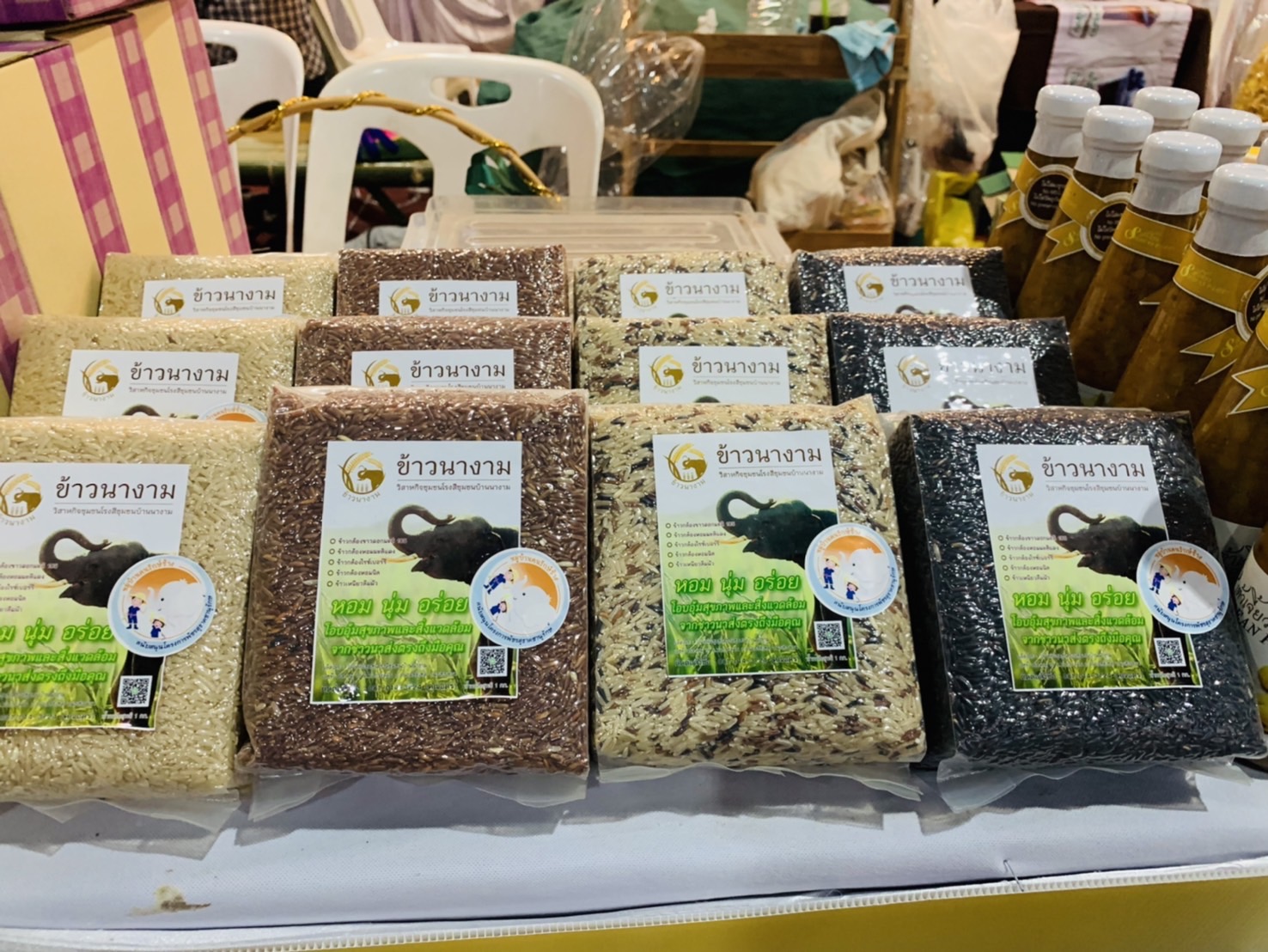 พช. ฉะเชิงเทรา ร่วมสนับสนุนและติดตามการจัดบูธในงาน OTOP Midyear 2024 (โซนหมู่บ้านคนรักษ์ช้าง)