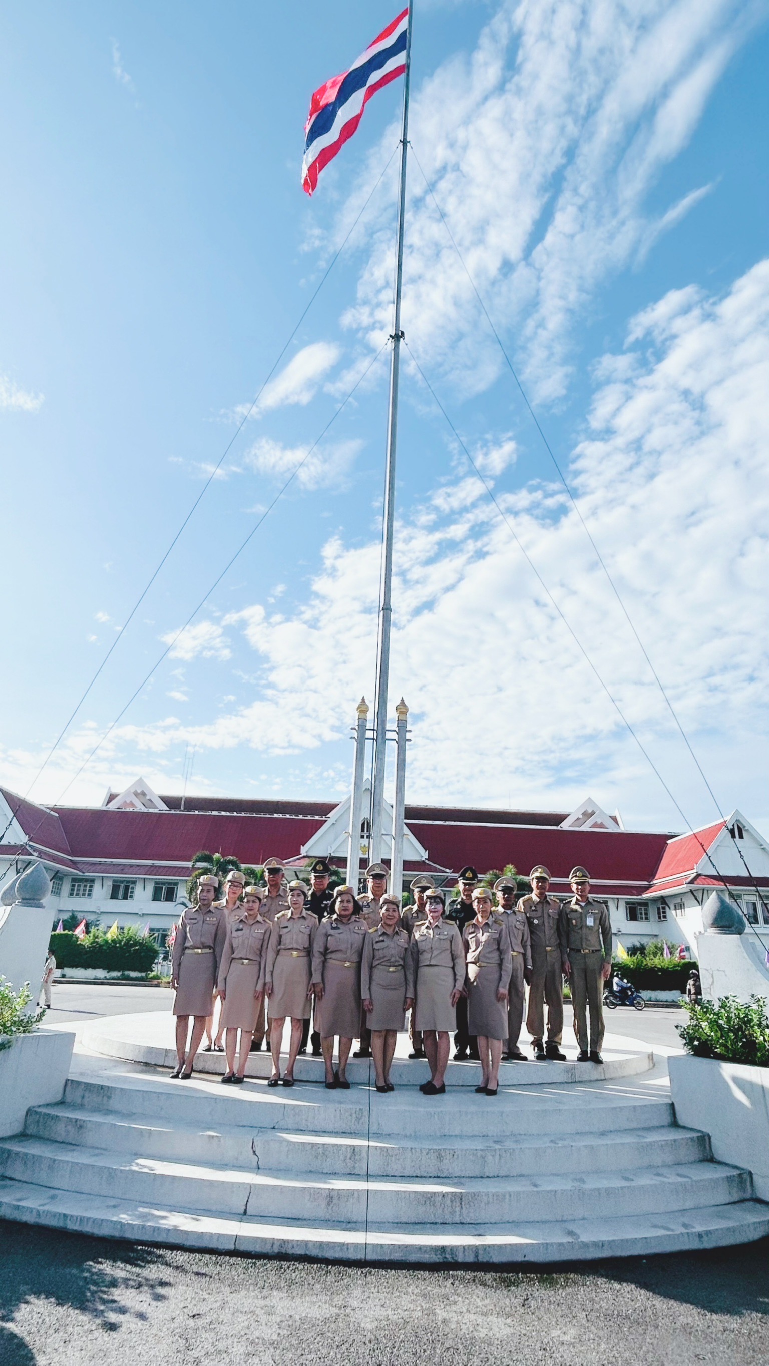 รักชาติ ภูมิใจในชาติ รำลึกในพระมหากรุณาธิคุณ !! พช. ฉะเชิงเทราเข้าร่วมกิจกรรมเข้าแถวเคารพธงชาติ