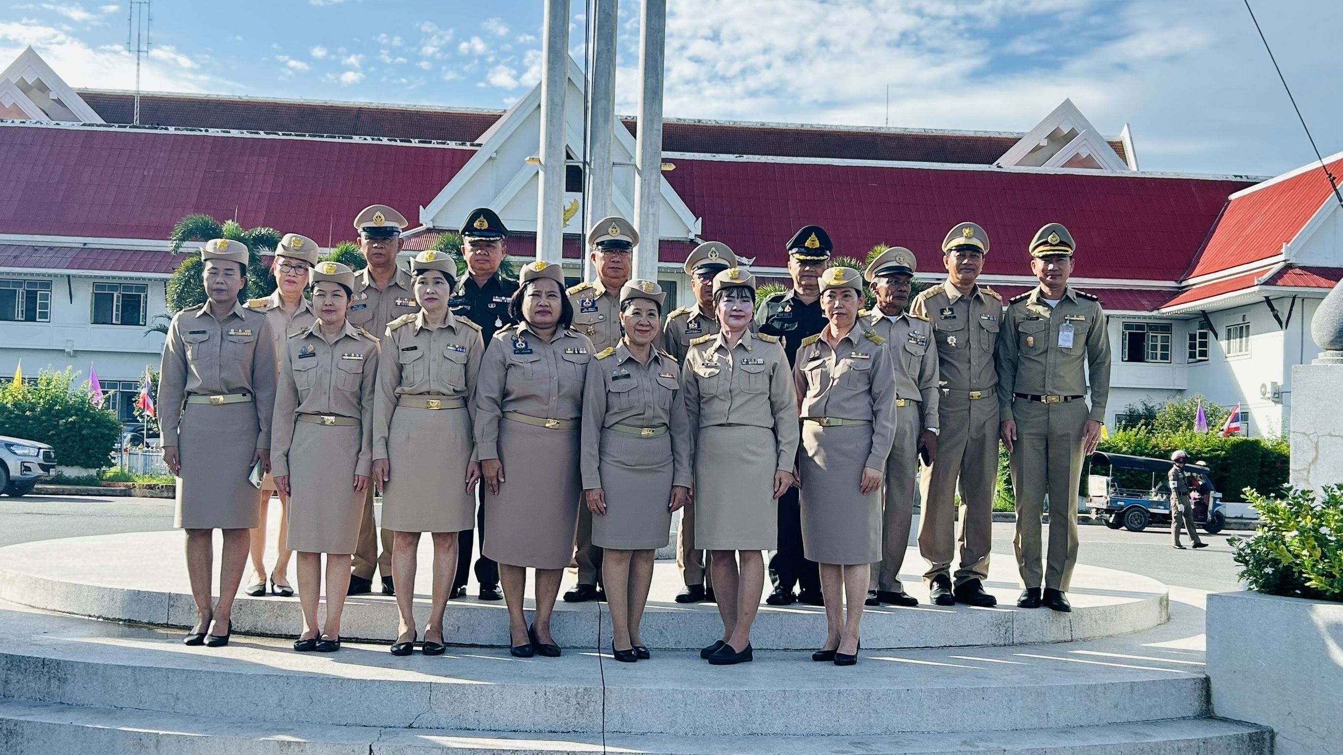 รักชาติ ภูมิใจในชาติ รำลึกในพระมหากรุณาธิคุณ !! พช. ฉะเชิงเทราเข้าร่วมกิจกรรมเข้าแถวเคารพธงชาติ