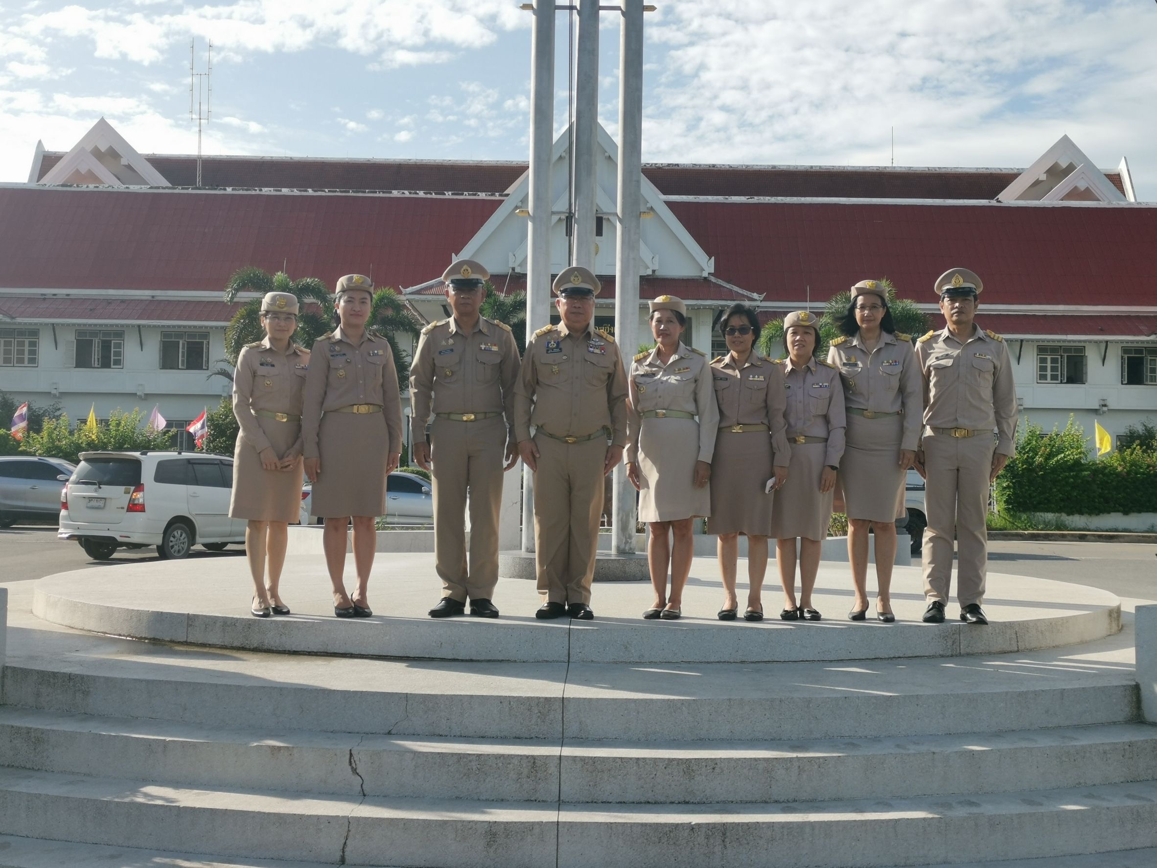 รักชาติ ภูมิใจในชาติ รำลึกในพระมหากรุณาธิคุณ !! พช. ฉะเชิงเทราเข้าร่วมกิจกรรมเข้าแถวเคารพธงชาติ