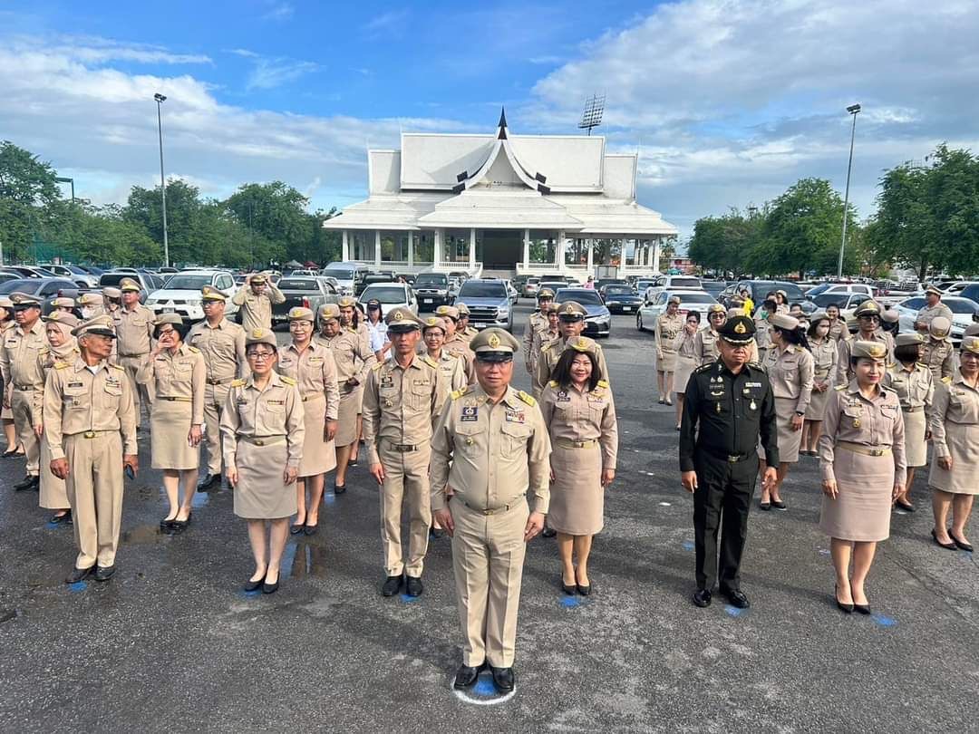 รักชาติ ภูมิใจในชาติ รำลึกในพระมหากรุณาธิคุณ !! พช. ฉะเชิงเทราเข้าร่วมกิจกรรมเข้าแถวเคารพธงชาติ