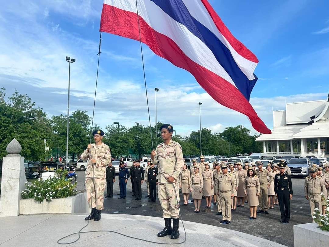 รักชาติ ภูมิใจในชาติ รำลึกในพระมหากรุณาธิคุณ !! พช. ฉะเชิงเทราเข้าร่วมกิจกรรมเข้าแถวเคารพธงชาติ