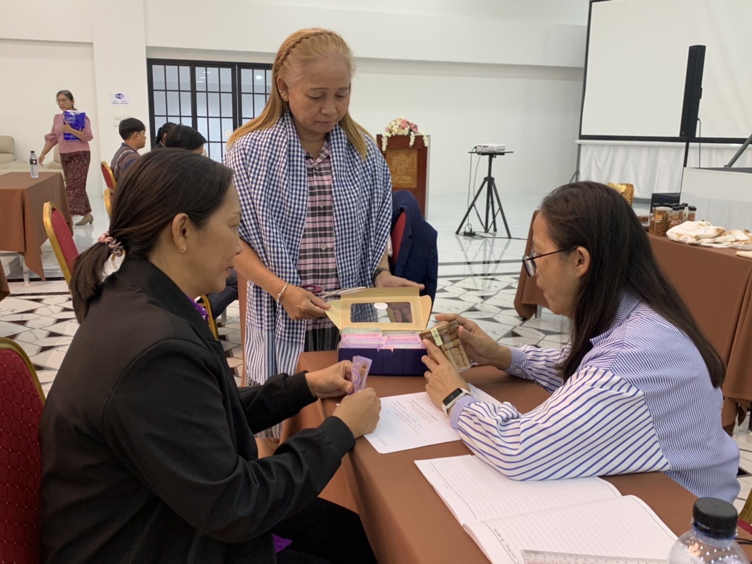 พช.ฉะเชิงเทรา ดำเนินโครงการส่งเสริมกระบวนการเครือข่ายองค์ความรู้ (Knowledge – Based OTOP : KBO) กิจกรรมประชุมเชิงปฏิบัติการให้ความรู้แก่ผู้ผลิต ผู้ประกอบการ OTOP