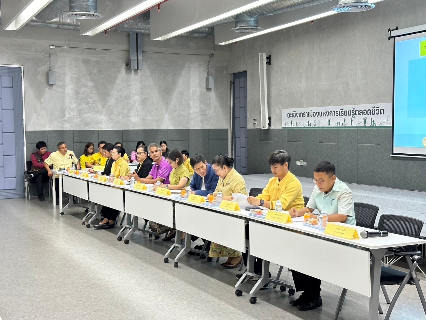 พช.ฉะเชิงเทรา ร่วมประชุมผู้บริหารท้องถิ่นและปลัดองค์กรปกครองส่วนท้องถิ่นครั้งที่ 2/2567 ขยายเครือข่ายสนับสนุนการดำเนินงานหมู่บ้านป้องกันและแก้ไขปัญหายาเสพติดโดยกองทุนแม่ของแผ่นดิน