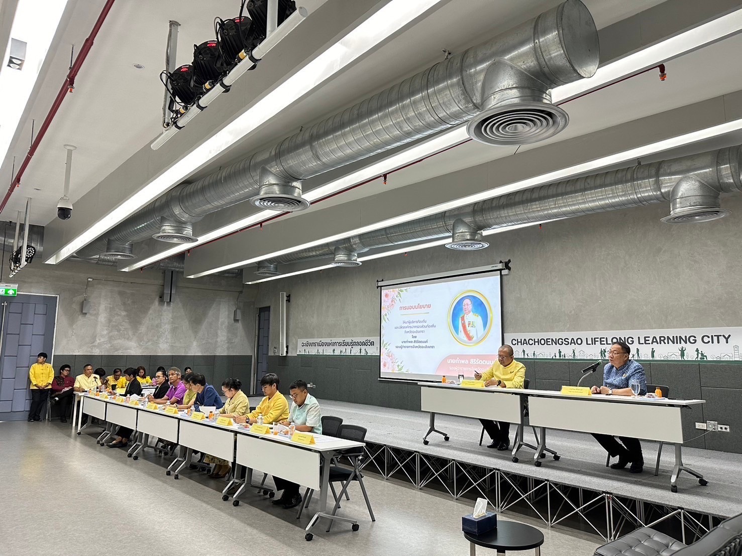 พช.ฉะเชิงเทรา ร่วมประชุมผู้บริหารท้องถิ่นและปลัดองค์กรปกครองส่วนท้องถิ่นครั้งที่ 2/2567 ขยายเครือข่ายสนับสนุนการดำเนินงานหมู่บ้านป้องกันและแก้ไขปัญหายาเสพติดโดยกองทุนแม่ของแผ่นดิน