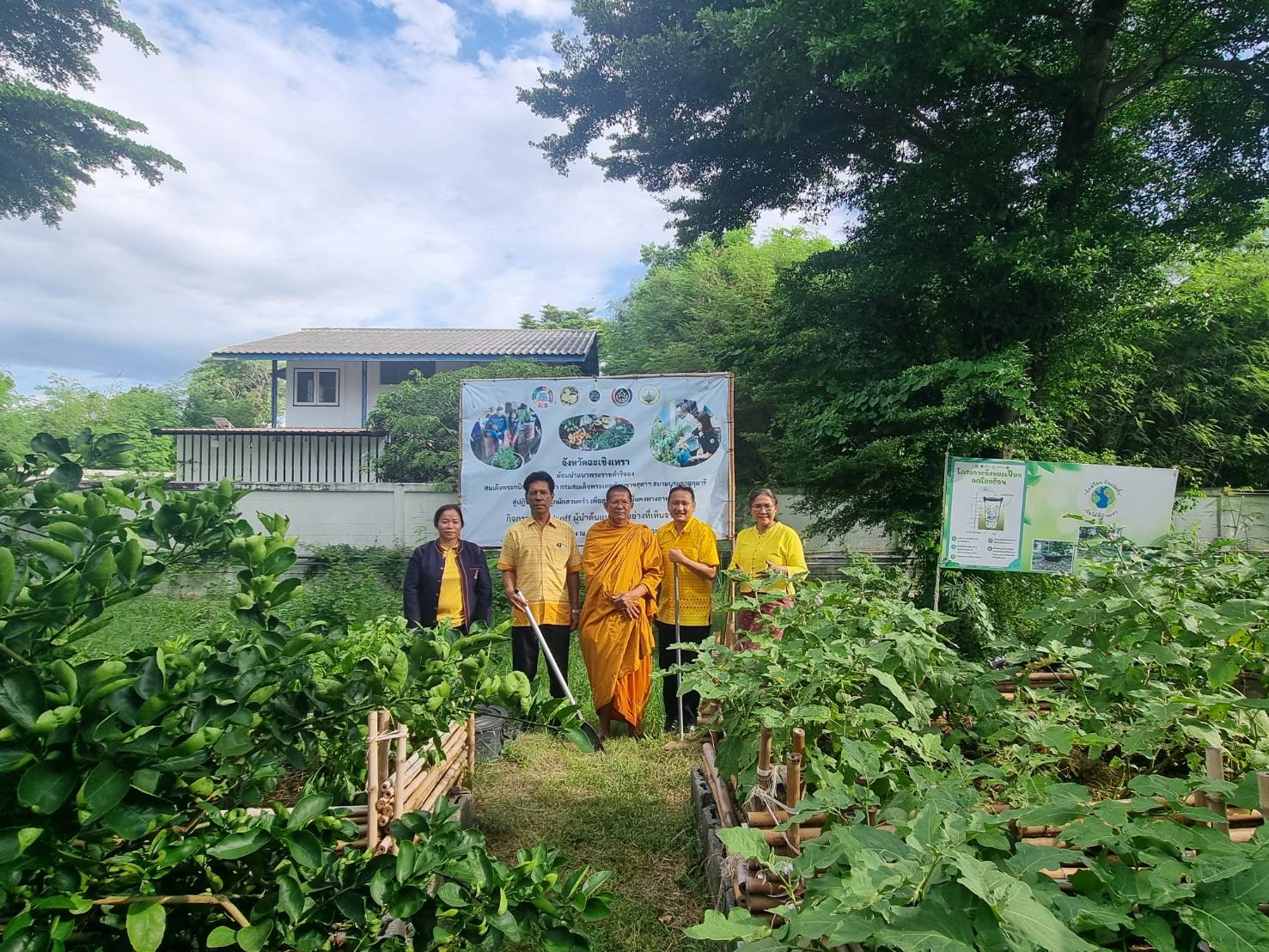 🤝 พช.ฉะเชิงเทรา น้อมนำแนวพระราชดำริของสมเด็จพระกนิษฐาธิราชเจ้า กรมสมเด็จพระเทพรัตนราชสุดาฯ สยามบรมราชกุมารี ปลูกผักสวนครัวเพื่อสร้างความมั่นคงทางอาหาร