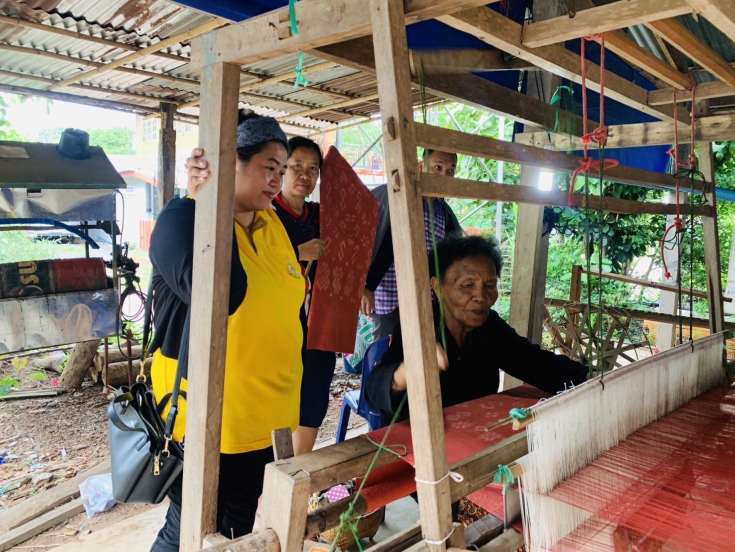 พช.ฉะเชิงเทรา ติดตามและสนับสนุนการประกวดผ้าลายสิริวชิราภรณ์ และงานหัตถกรรม ประจำปี 2567