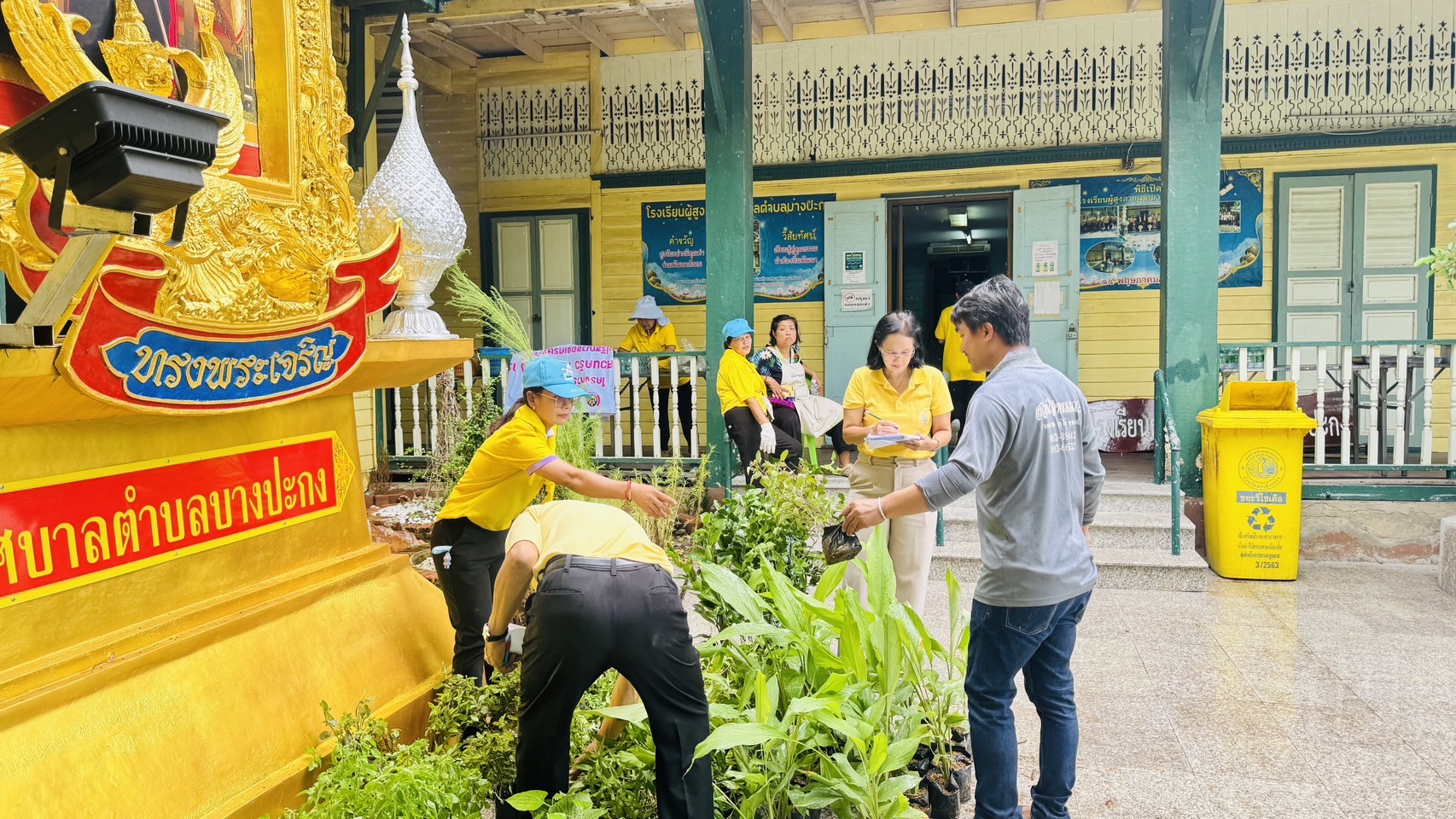 พช.ฉะเชิงเทรา ติดตามการดำเนินโครงการฝึกอบรมการปลูกผักสวนครัว Model 30 ตารางวา ตามหลักปรัชญาของเศรษฐกิจพอเพียง (แค่เอื้อม ก็อิ่ม) จังหวัดฉะเชิงเทรา