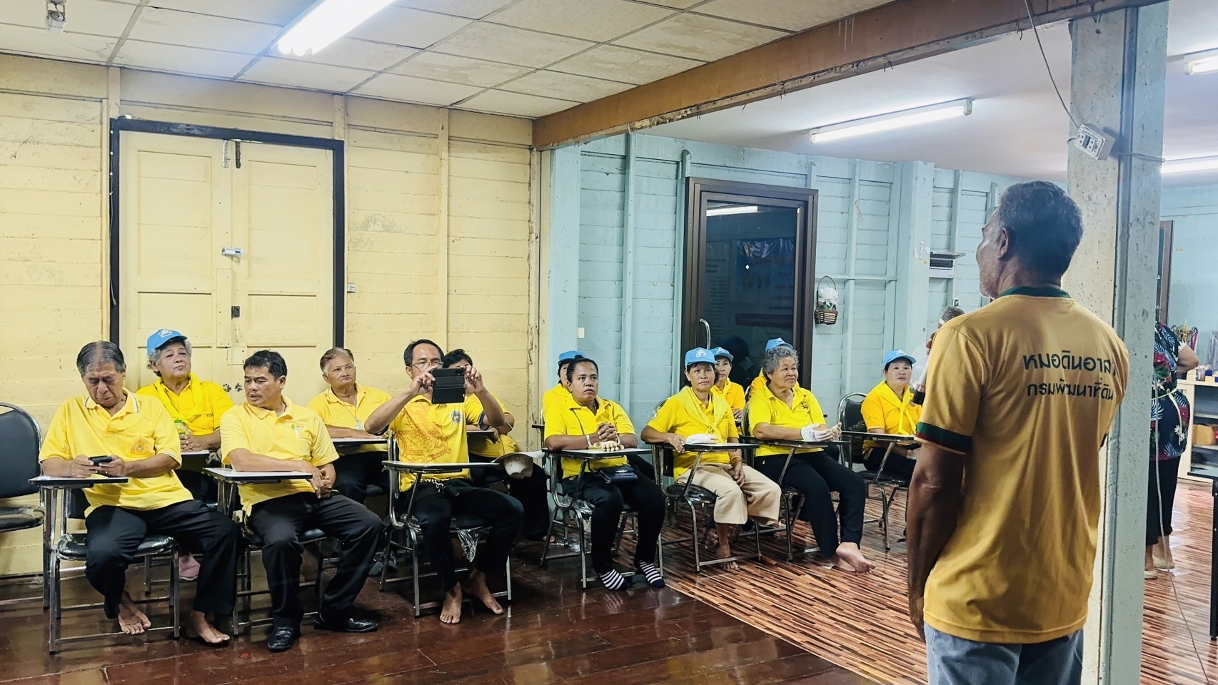 พช.ฉะเชิงเทรา ติดตามการดำเนินโครงการฝึกอบรมการปลูกผักสวนครัว Model 30 ตารางวา ตามหลักปรัชญาของเศรษฐกิจพอเพียง (แค่เอื้อม ก็อิ่ม) จังหวัดฉะเชิงเทรา