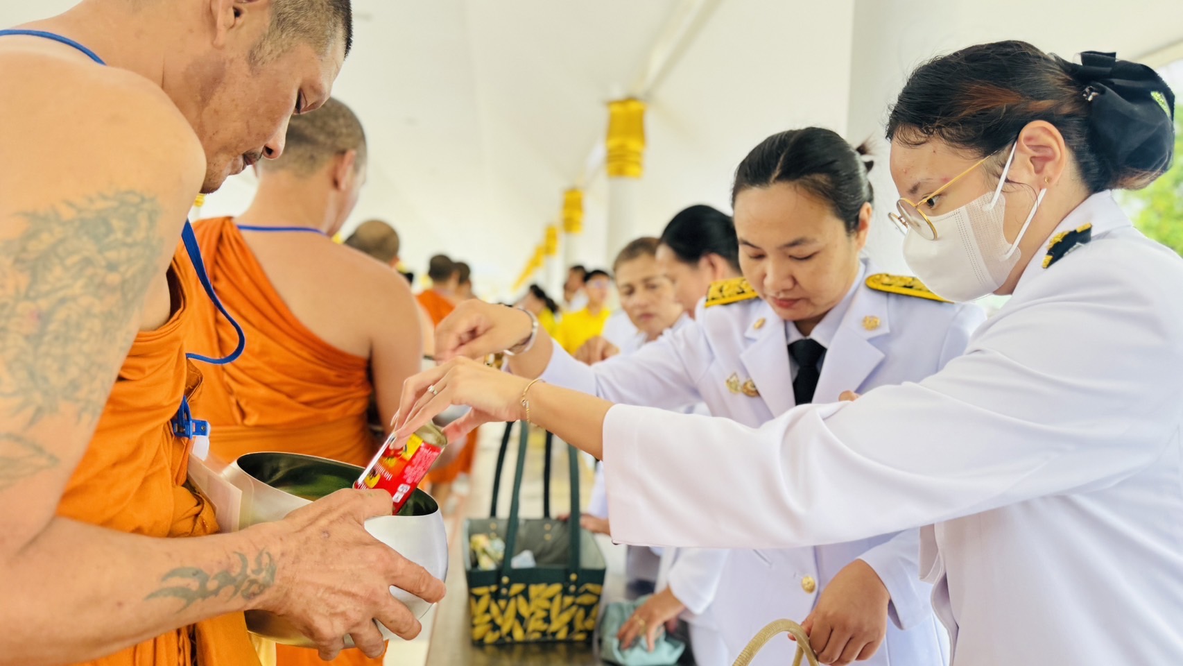 พช.ฉะเชิงเทรา ร่วมทำบุญตักบาตร เนื่องในโอกาสพระราชพิธีมหามงคลเฉลิมพระชนมพรรษา 6 รอบ 28 กรกฎาคม 2567 ที่วัดโสธวรารามวรวิหาร