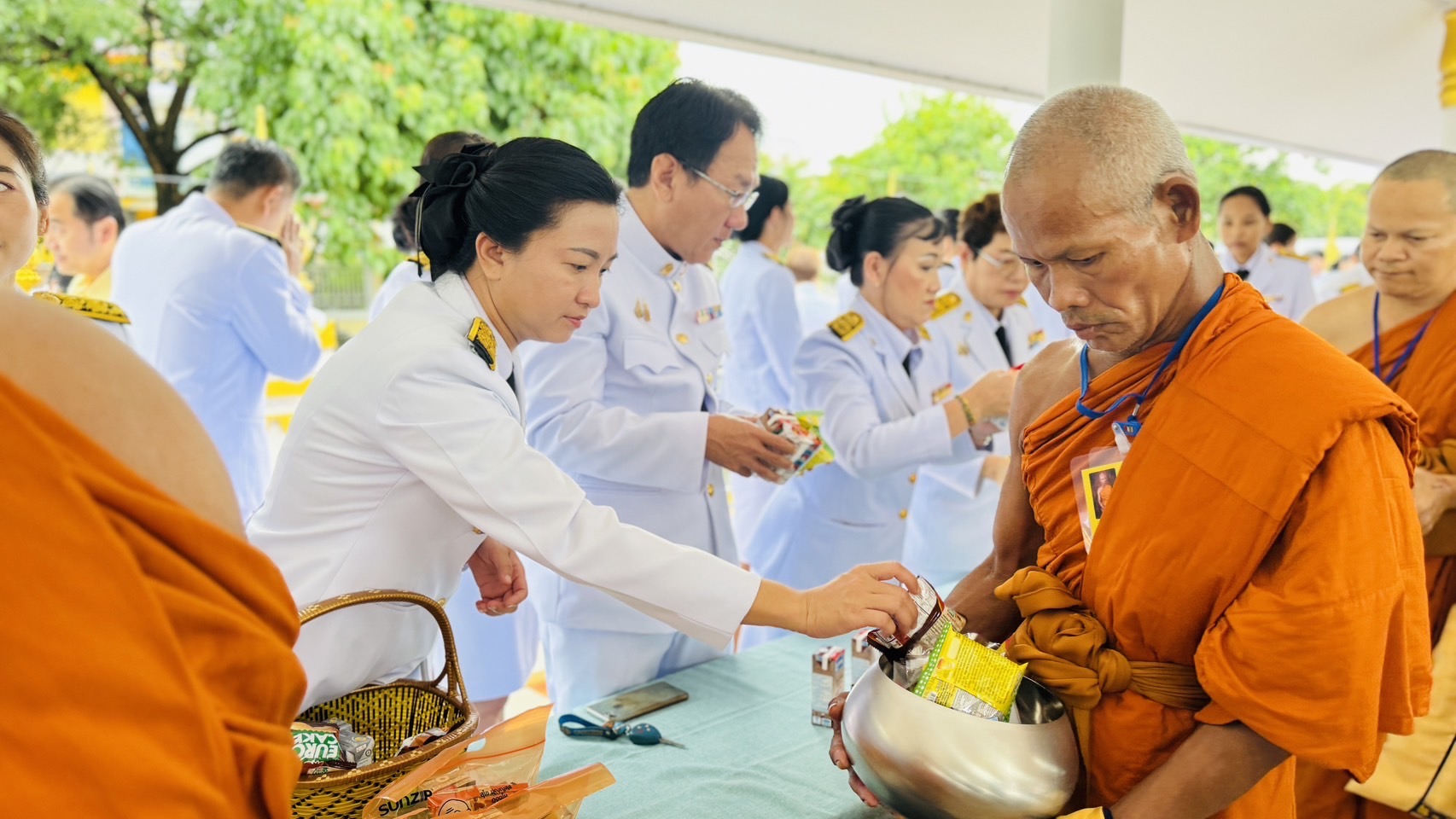 พช.ฉะเชิงเทรา ร่วมทำบุญตักบาตร เนื่องในโอกาสพระราชพิธีมหามงคลเฉลิมพระชนมพรรษา 6 รอบ 28 กรกฎาคม 2567 ที่วัดโสธวรารามวรวิหาร
