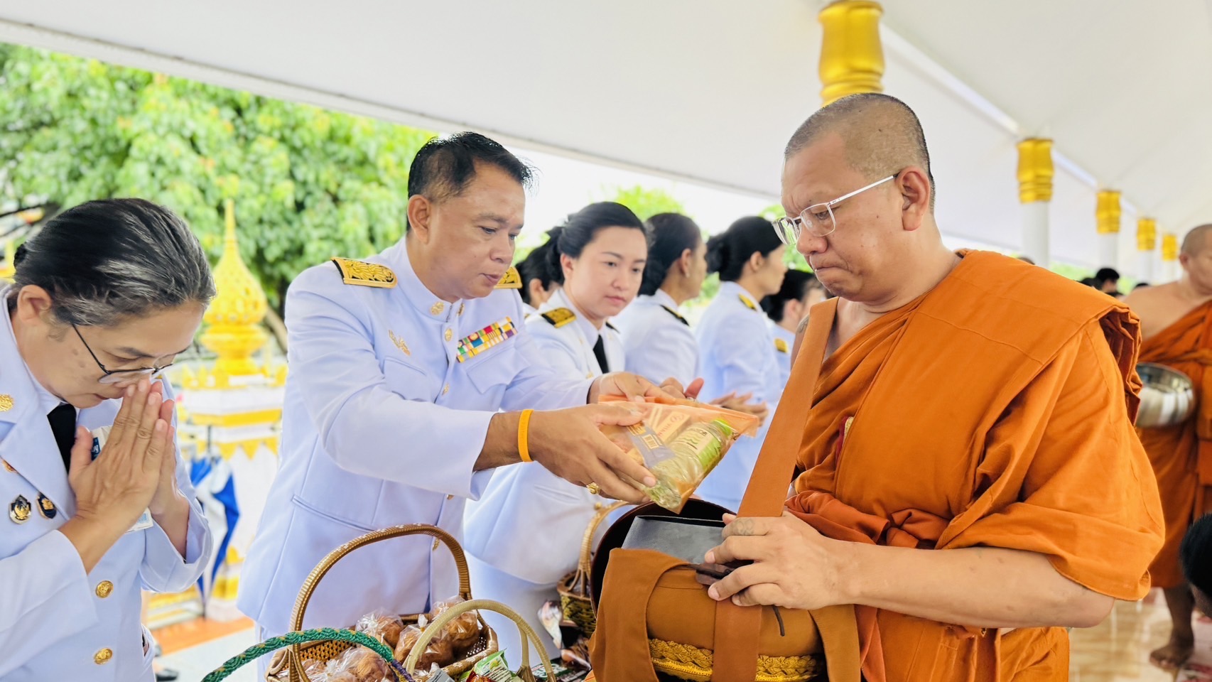 พช.ฉะเชิงเทรา ร่วมทำบุญตักบาตร เนื่องในโอกาสพระราชพิธีมหามงคลเฉลิมพระชนมพรรษา 6 รอบ 28 กรกฎาคม 2567 ที่วัดโสธวรารามวรวิหาร