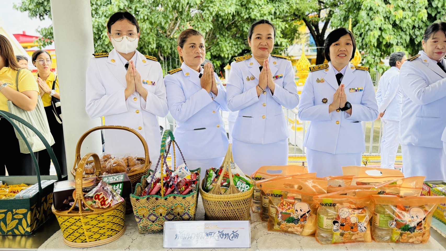 พช.ฉะเชิงเทรา ร่วมทำบุญตักบาตร เนื่องในโอกาสพระราชพิธีมหามงคลเฉลิมพระชนมพรรษา 6 รอบ 28 กรกฎาคม 2567 ที่วัดโสธวรารามวรวิหาร