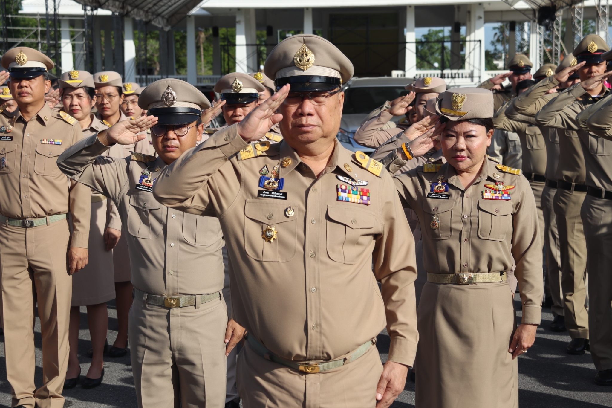 รักชาติ ภูมิใจในชาติ รำลึกในพระมหากรุณาธิคุณ !! พช. ฉะเชิงเทราเข้าร่วมกิจกรรมเข้าแถวเคารพธงชาติ