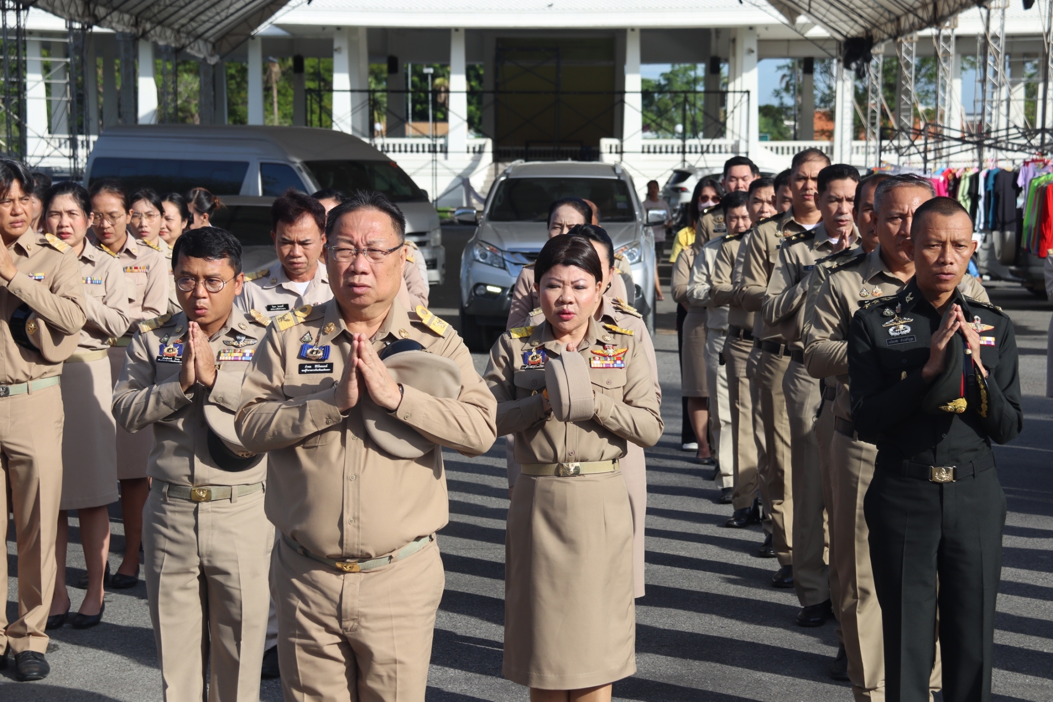 รักชาติ ภูมิใจในชาติ รำลึกในพระมหากรุณาธิคุณ !! พช. ฉะเชิงเทราเข้าร่วมกิจกรรมเข้าแถวเคารพธงชาติ