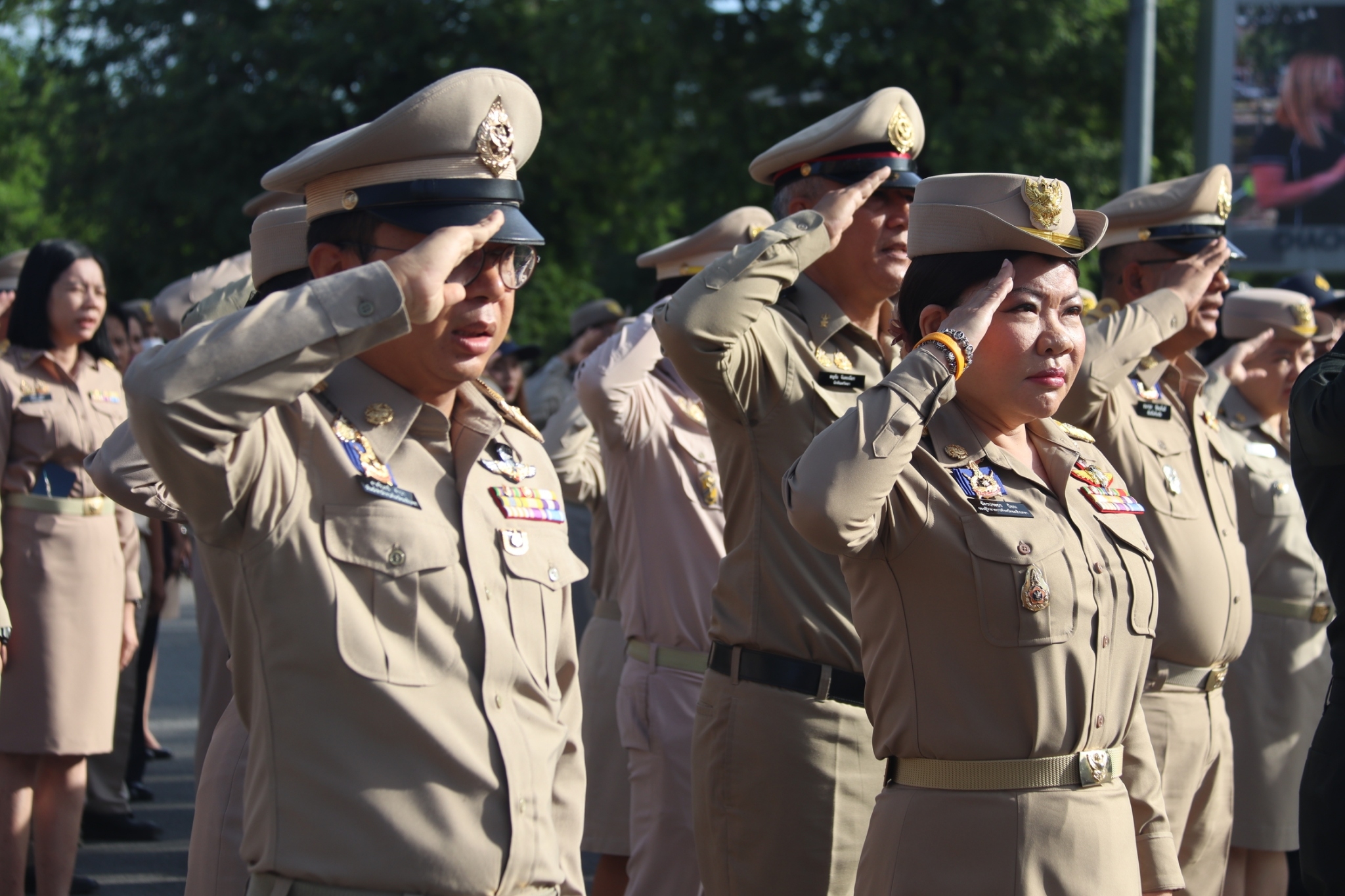 รักชาติ ภูมิใจในชาติ รำลึกในพระมหากรุณาธิคุณ !! พช. ฉะเชิงเทราเข้าร่วมกิจกรรมเข้าแถวเคารพธงชาติ