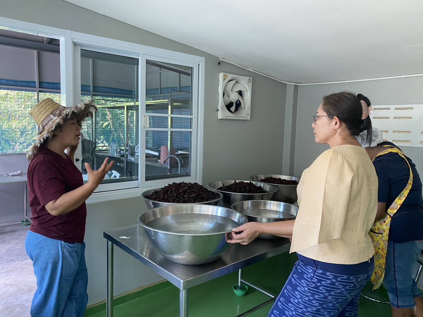 พช. ฉะเชิงเทรา ส่งเสริมสนับสนุนการเตรียมความพร้อมผลิตภัณฑ์ OTOP เข้าสู่การคัดสรรสุดยอดหนึ่งตำบล หนึ่งผลิตภัณฑ์ไทย ปี พ.ศ. 2567 (OTOP Product Chamion:OPC)