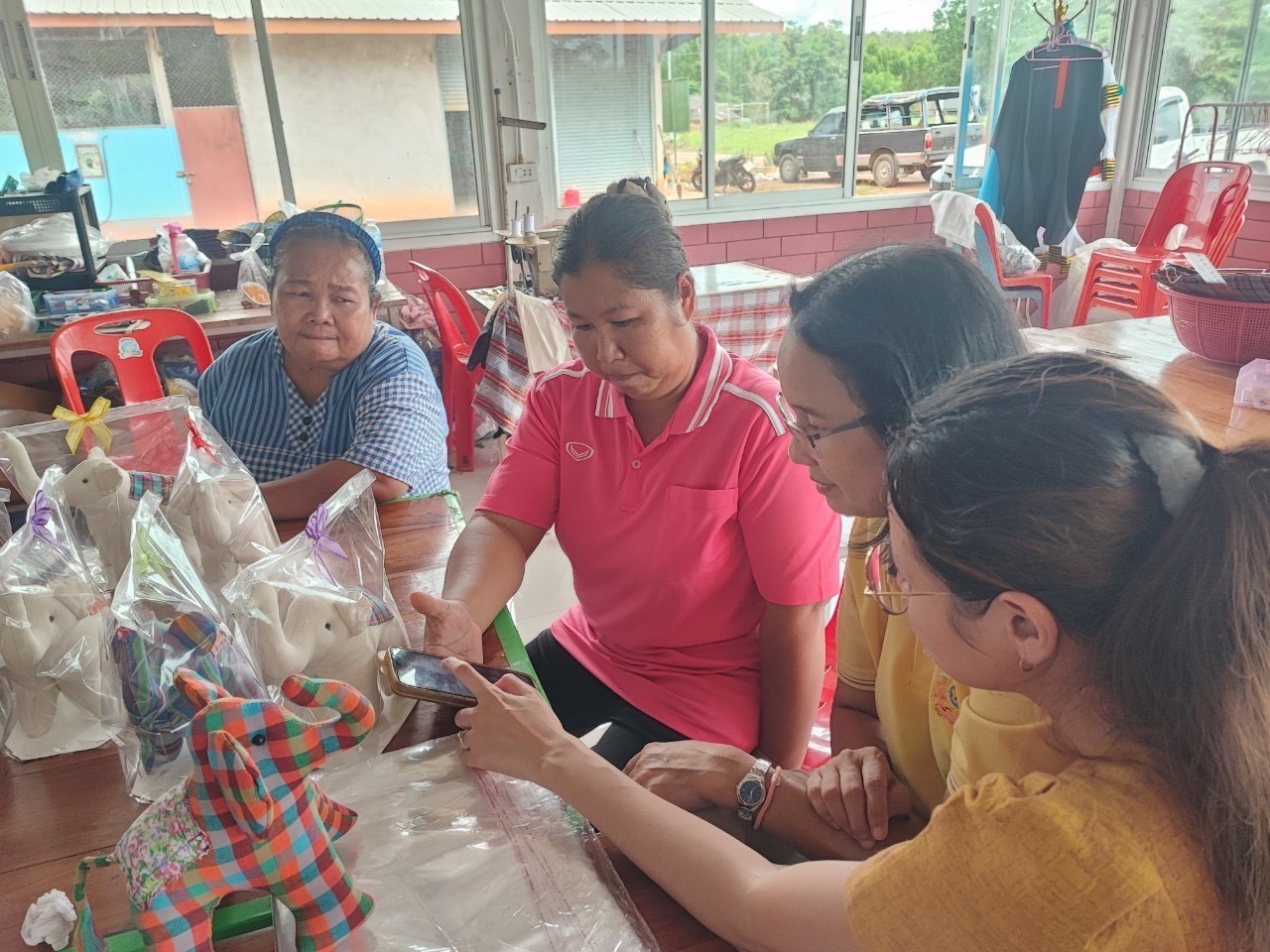 พช. ฉะเชิงเทรา ติดตาม สนับสนุนการดำเนินงานตามโครงการพัฒนาศักยภาพผู้ประกอบการสู่ยุค 4.0 กิจกรรมติดตามสนับสนุนการนำความรู้ไปประยุกต์ใช้ในการเพิ่มช่องทางการจำหน่าย