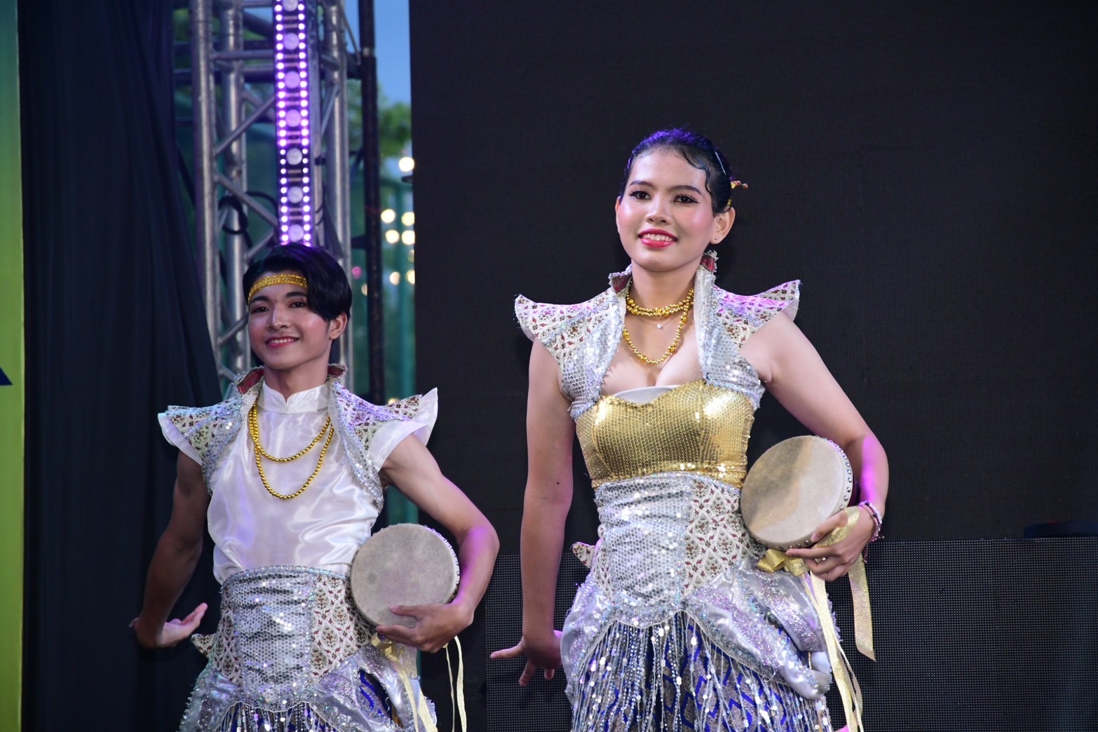 สุดยิ่งใหญ่ ! แปดริ้วรวมพลังประกาศความสำเร็จขจัดความยากจน โชว์วิถี 5 เซียนแก้จน 16 นิทรรศการความสำเร็จ !!