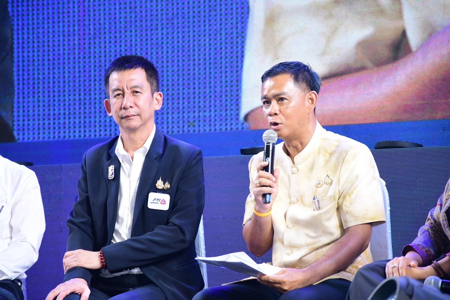 สุดยิ่งใหญ่ ! แปดริ้วรวมพลังประกาศความสำเร็จขจัดความยากจน โชว์วิถี 5 เซียนแก้จน 16 นิทรรศการความสำเร็จ !!