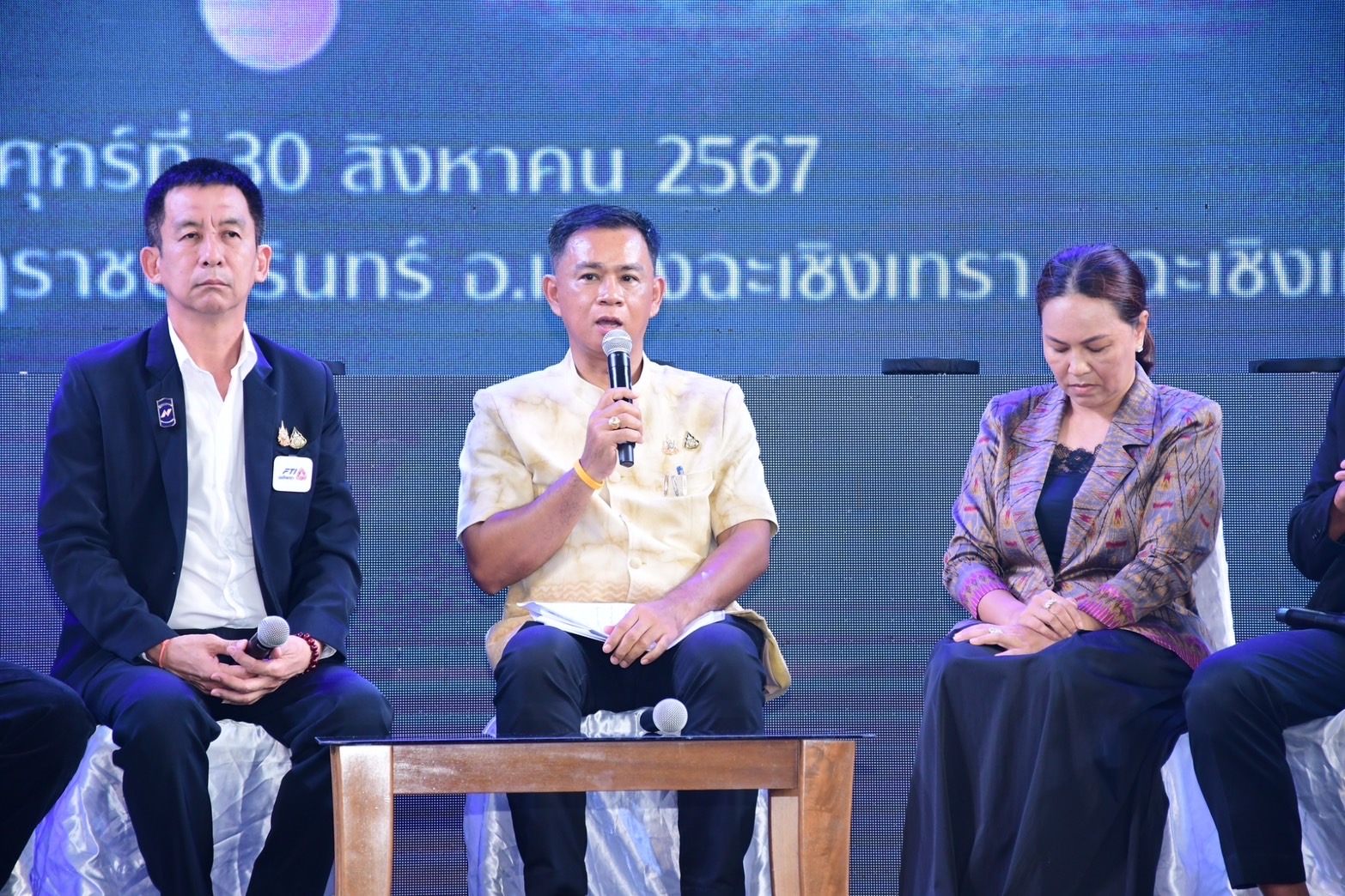 สุดยิ่งใหญ่ ! แปดริ้วรวมพลังประกาศความสำเร็จขจัดความยากจน โชว์วิถี 5 เซียนแก้จน 16 นิทรรศการความสำเร็จ !!