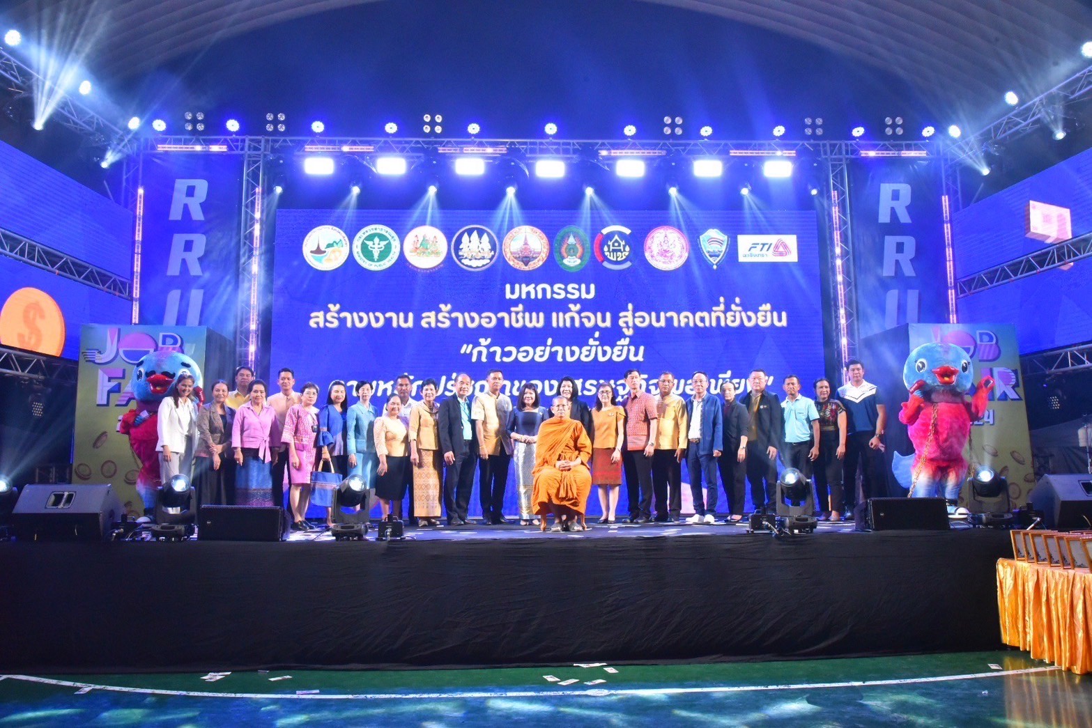 สุดยิ่งใหญ่ ! แปดริ้วรวมพลังประกาศความสำเร็จขจัดความยากจน โชว์วิถี 5 เซียนแก้จน 16 นิทรรศการความสำเร็จ !!