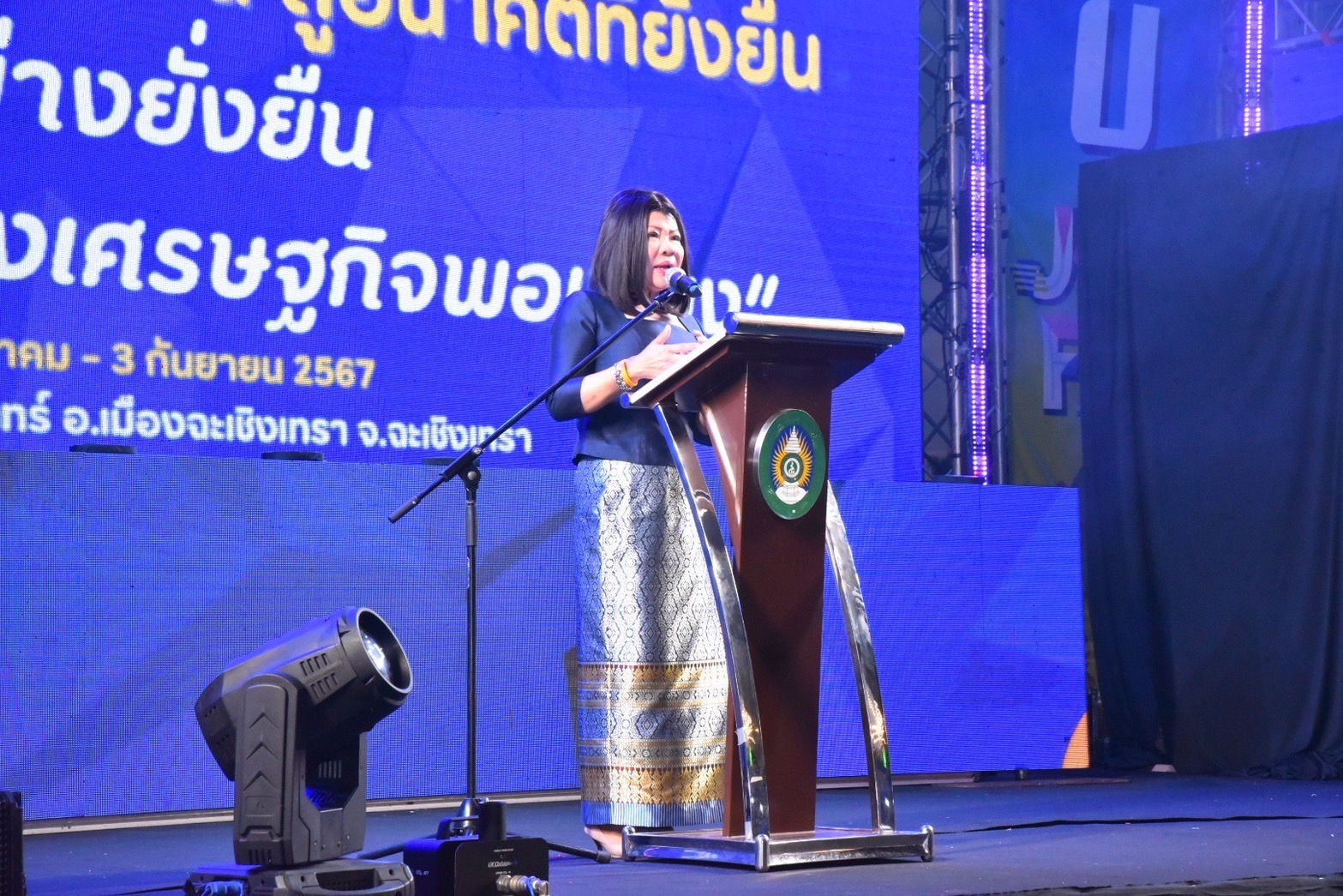 สุดยิ่งใหญ่ ! แปดริ้วรวมพลังประกาศความสำเร็จขจัดความยากจน โชว์วิถี 5 เซียนแก้จน 16 นิทรรศการความสำเร็จ !!