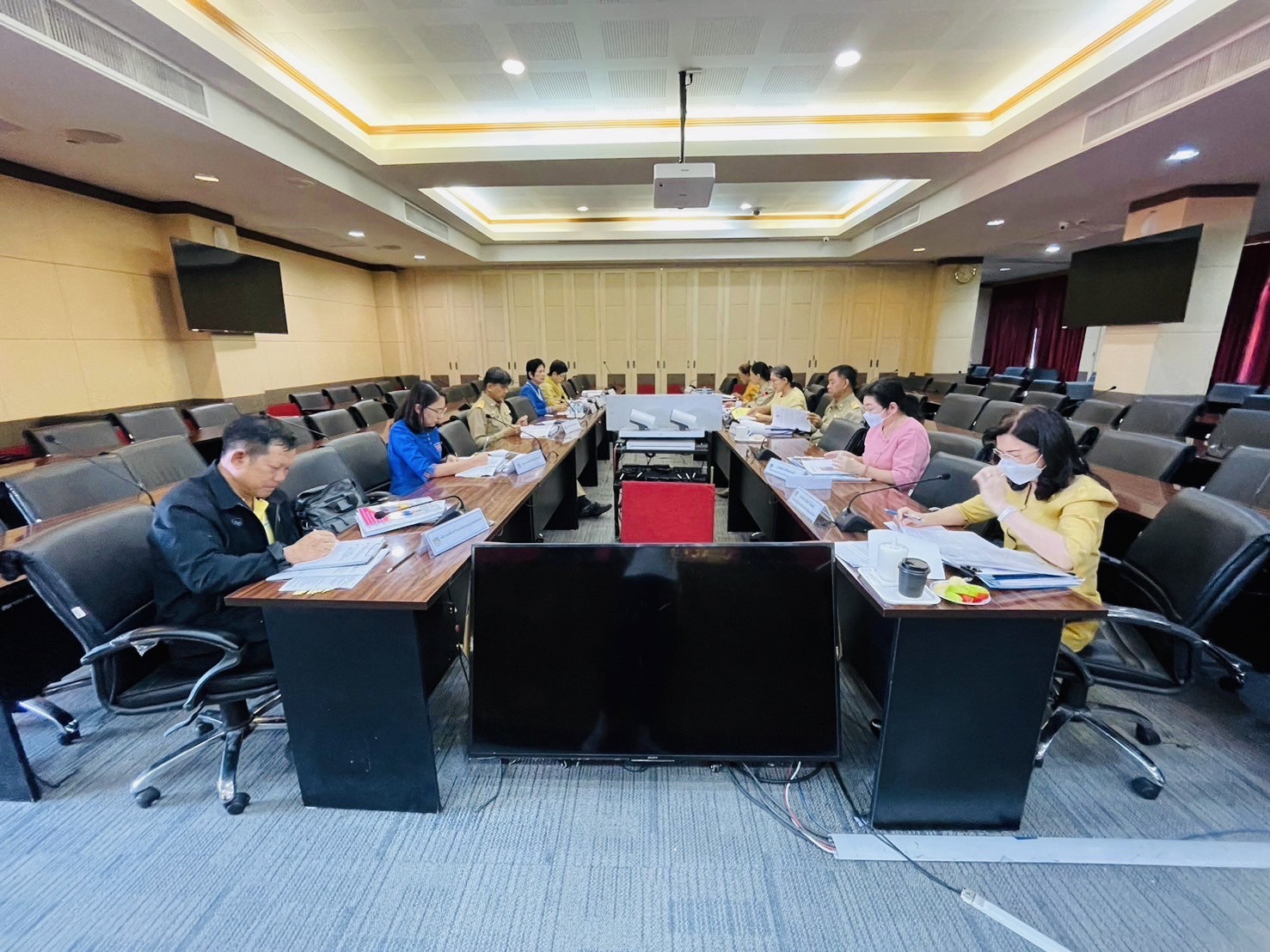 พช. ฉะเชิงเทรา จัดการประชุมคณะกรรมการคัดเลือกองค์กรและบุคคลต้นแบบทางด้านการส่งเสริมการแต่งกายด้วยผ้าไทยและผ้าอัตลักษณ์ประจำจังหวัด ของจังหวัดฉะเชิงเทรา ประจำปีงบประมาณ พ.ศ. 2567 ภายใต้โครงการ 8 ริ้ว Soft Power ส่งเสริมการใช้การสวมใส่ผ้าไทยให้สนุก