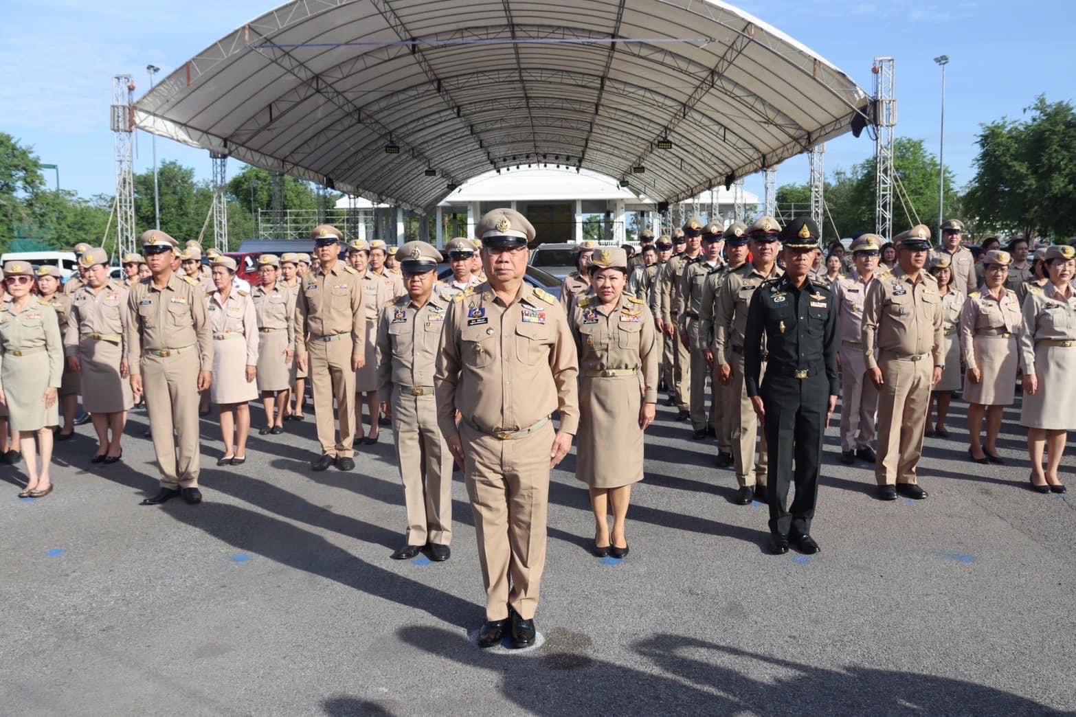 รักชาติ ภูมิใจในชาติ รำลึกในพระมหากรุณาธิคุณ !! พช. ฉะเชิงเทราเข้าร่วมกิจกรรมเข้าแถวเคารพธงชาติ