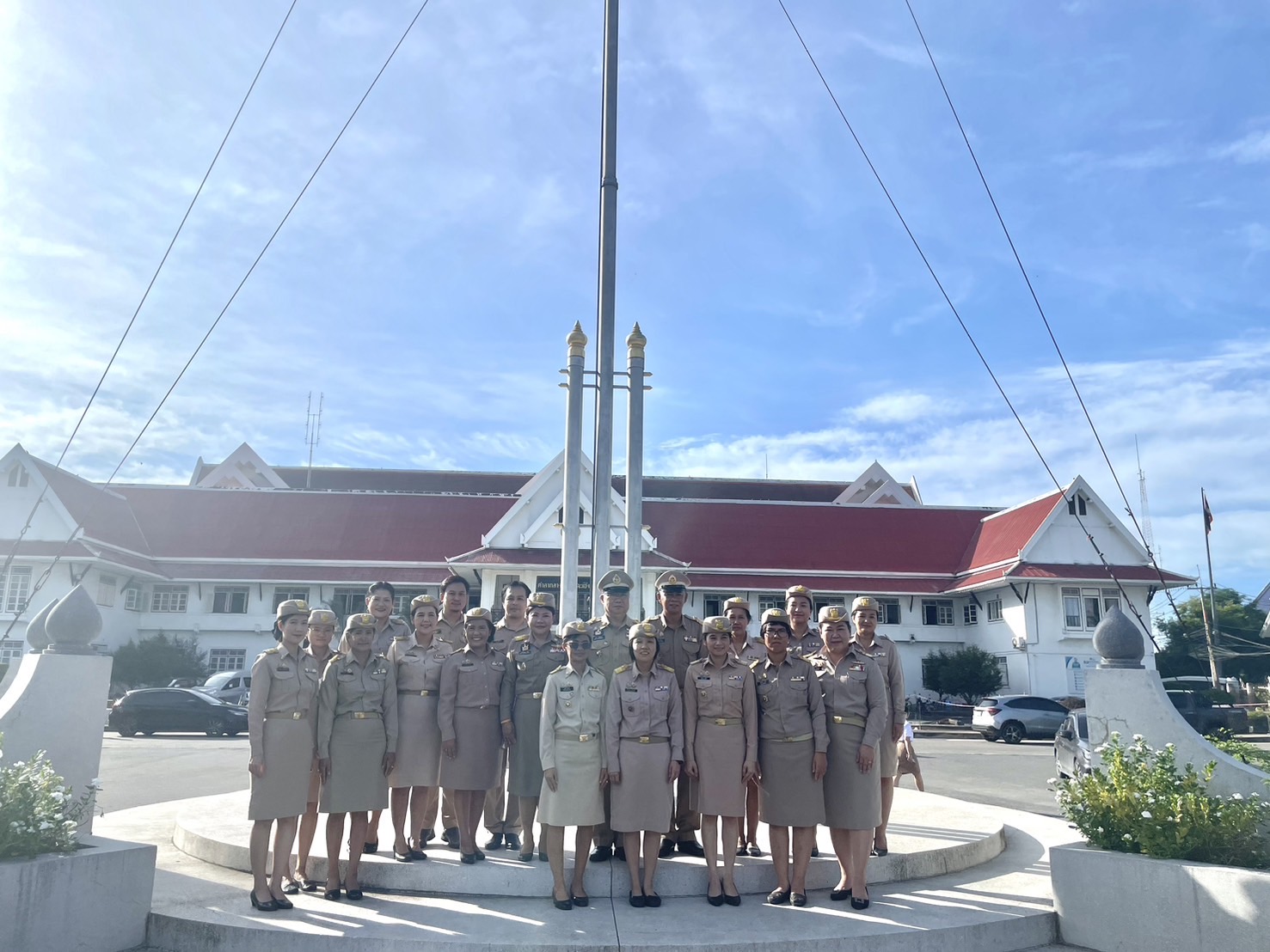 รักชาติ ภูมิใจในชาติ รำลึกในพระมหากรุณาธิคุณ !! พช. ฉะเชิงเทราเข้าร่วมกิจกรรมเข้าแถวเคารพธงชาติ