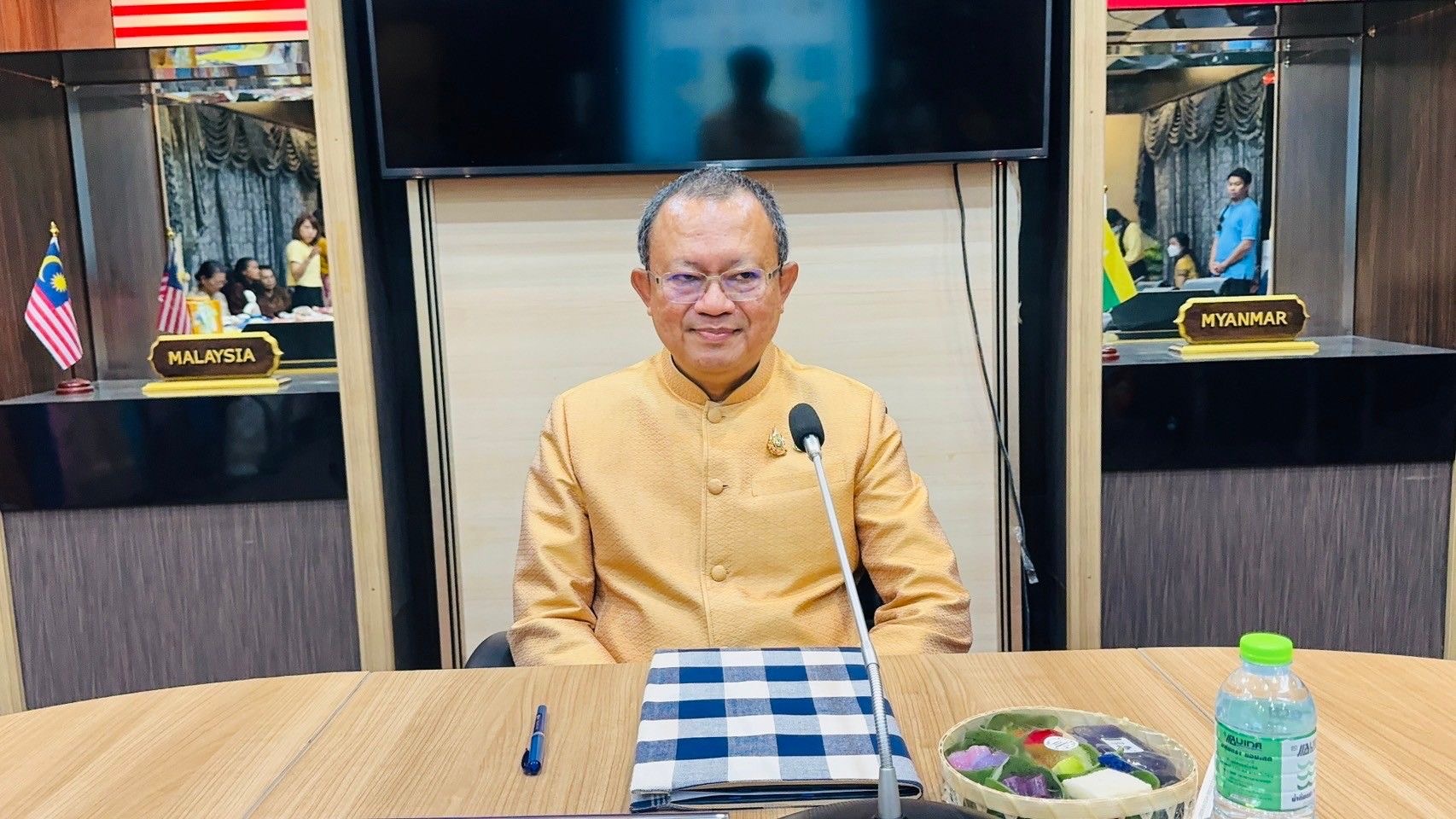 พช. ฉะเชิงเทรา จัดทำบันทึกข้อตกลงว่าด้วยการประสานความร่วมมือการส่งเสริมและสนับสนุนการใช้และสวมใส่ผ้าไทย