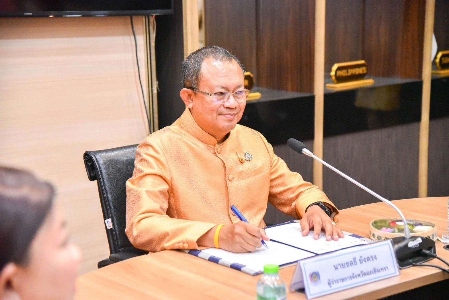 พช. ฉะเชิงเทรา จัดทำบันทึกข้อตกลงว่าด้วยการประสานความร่วมมือการส่งเสริมและสนับสนุนการใช้และสวมใส่ผ้าไทย