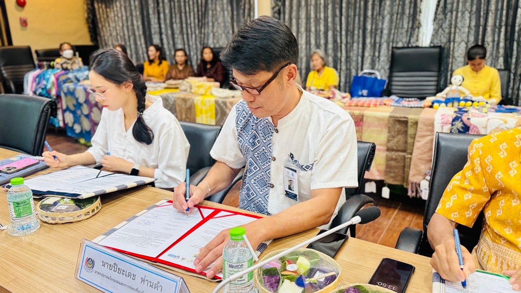 พช. ฉะเชิงเทรา จัดทำบันทึกข้อตกลงว่าด้วยการประสานความร่วมมือการส่งเสริมและสนับสนุนการใช้และสวมใส่ผ้าไทย