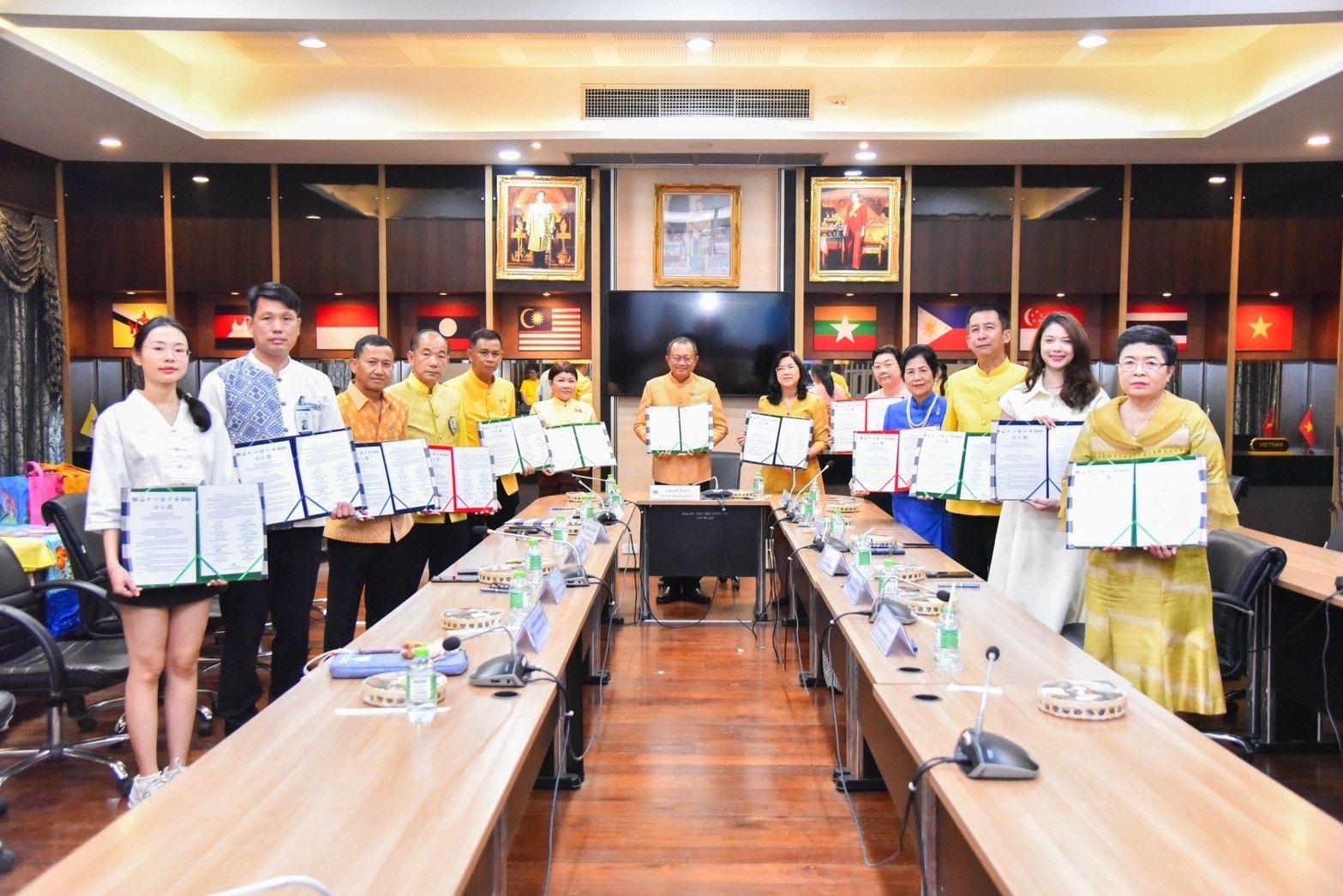 พช. ฉะเชิงเทรา จัดทำบันทึกข้อตกลงว่าด้วยการประสานความร่วมมือการส่งเสริมและสนับสนุนการใช้และสวมใส่ผ้าไทย