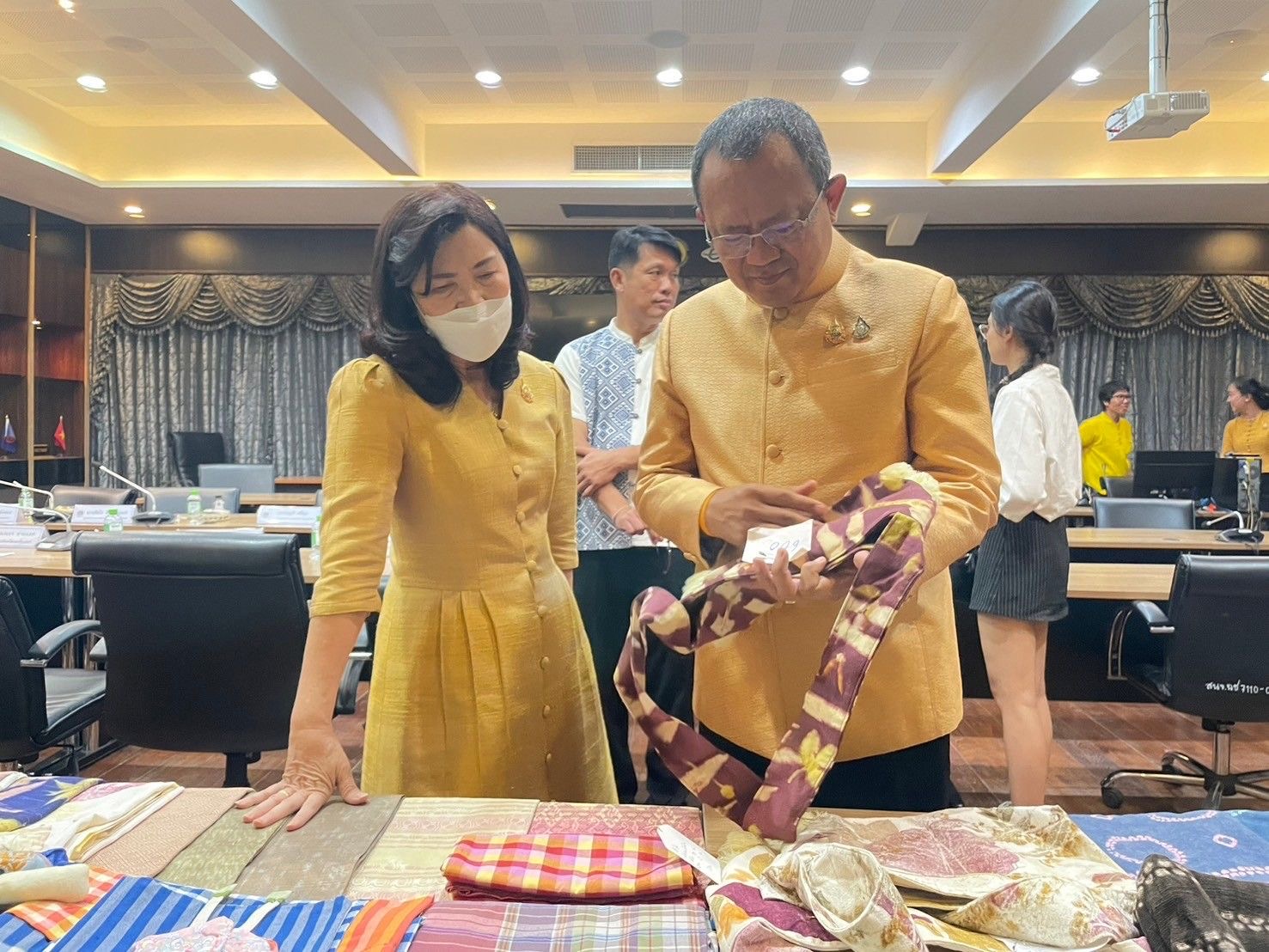 พช. ฉะเชิงเทรา จัดทำบันทึกข้อตกลงว่าด้วยการประสานความร่วมมือการส่งเสริมและสนับสนุนการใช้และสวมใส่ผ้าไทย