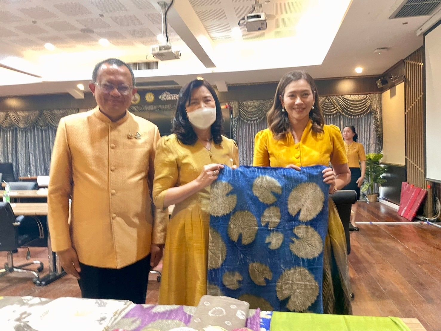 พช. ฉะเชิงเทรา จัดทำบันทึกข้อตกลงว่าด้วยการประสานความร่วมมือการส่งเสริมและสนับสนุนการใช้และสวมใส่ผ้าไทย