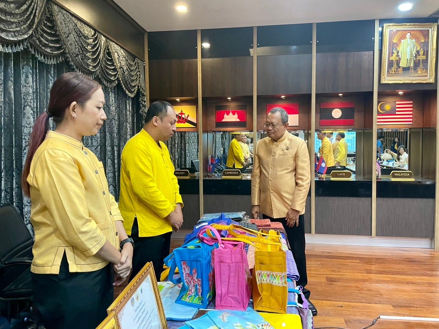 พช. ฉะเชิงเทรา จัดทำบันทึกข้อตกลงว่าด้วยการประสานความร่วมมือการส่งเสริมและสนับสนุนการใช้และสวมใส่ผ้าไทย