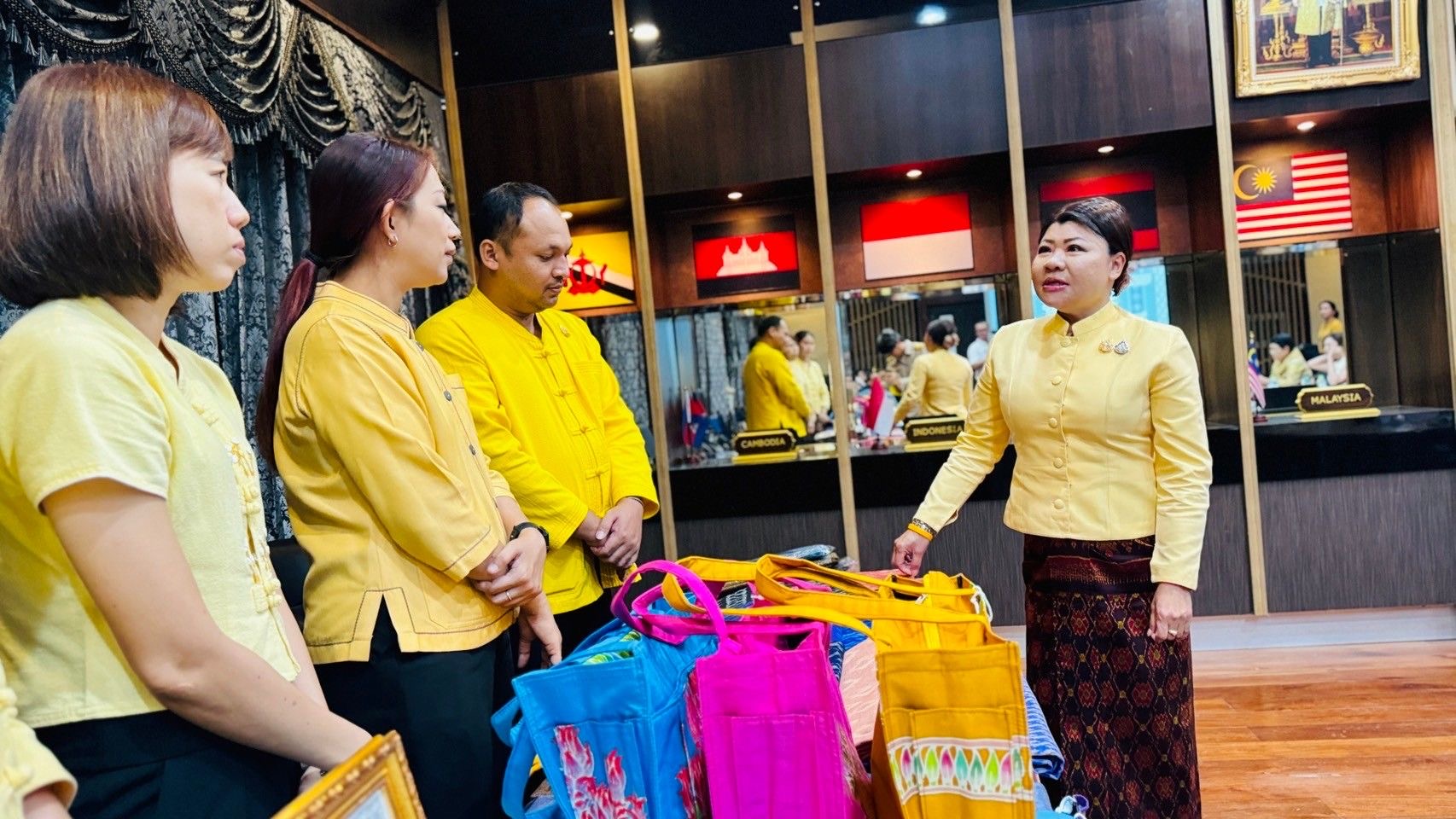 พช. ฉะเชิงเทรา จัดทำบันทึกข้อตกลงว่าด้วยการประสานความร่วมมือการส่งเสริมและสนับสนุนการใช้และสวมใส่ผ้าไทย