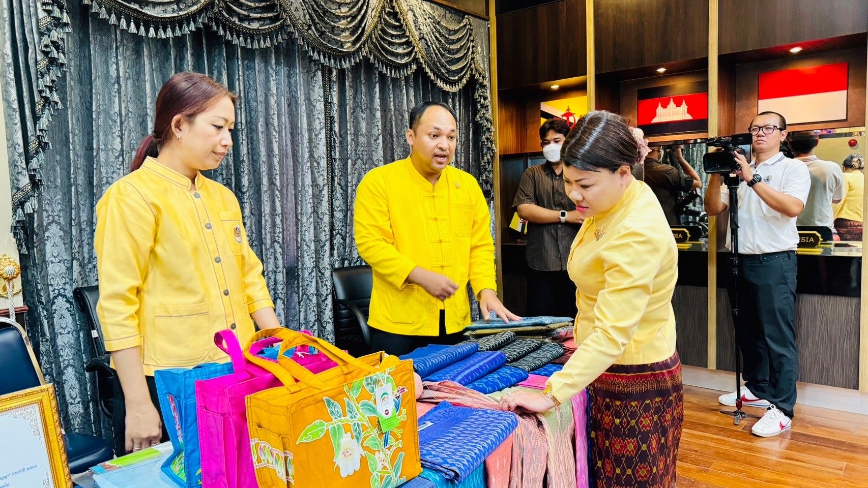 พช. ฉะเชิงเทรา จัดทำบันทึกข้อตกลงว่าด้วยการประสานความร่วมมือการส่งเสริมและสนับสนุนการใช้และสวมใส่ผ้าไทย