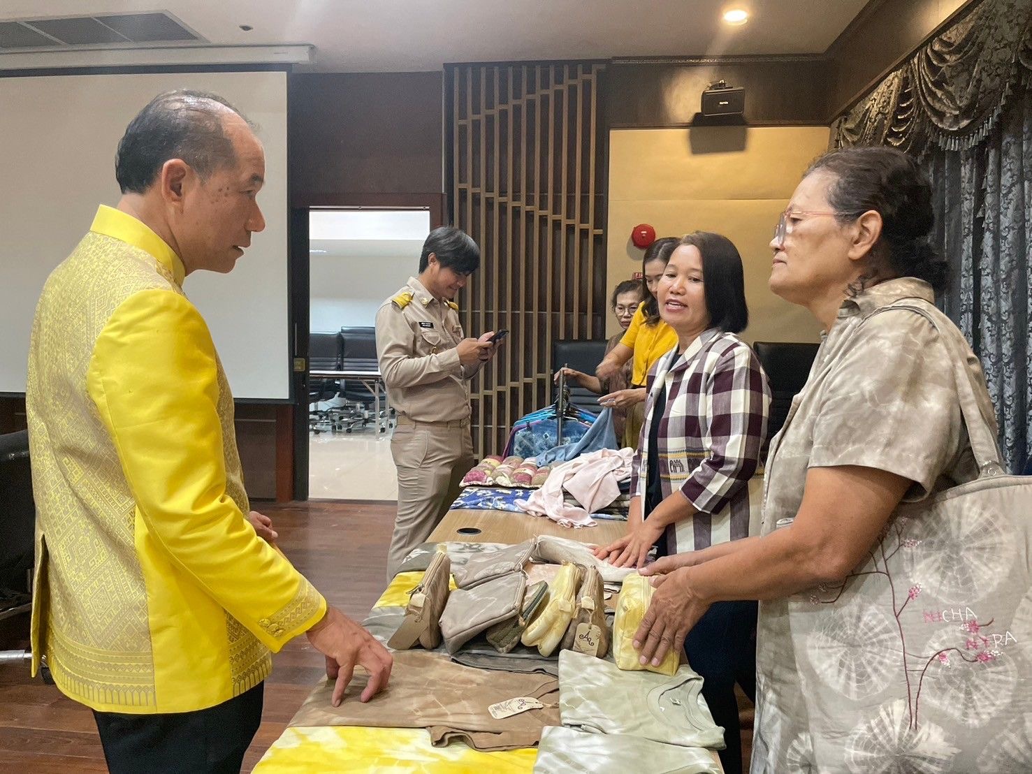 พช. ฉะเชิงเทรา จัดทำบันทึกข้อตกลงว่าด้วยการประสานความร่วมมือการส่งเสริมและสนับสนุนการใช้และสวมใส่ผ้าไทย