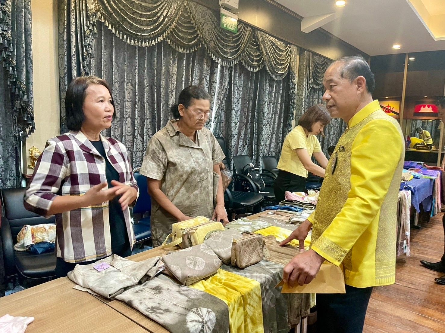 พช. ฉะเชิงเทรา จัดทำบันทึกข้อตกลงว่าด้วยการประสานความร่วมมือการส่งเสริมและสนับสนุนการใช้และสวมใส่ผ้าไทย