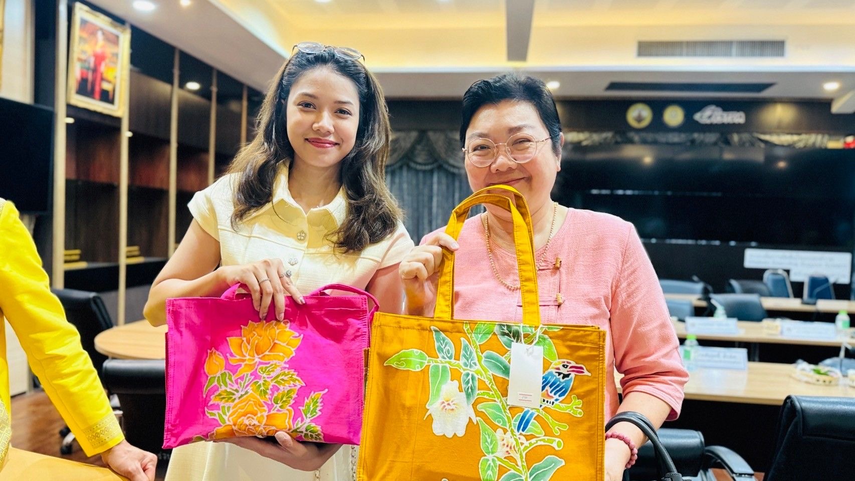 พช. ฉะเชิงเทรา จัดทำบันทึกข้อตกลงว่าด้วยการประสานความร่วมมือการส่งเสริมและสนับสนุนการใช้และสวมใส่ผ้าไทย